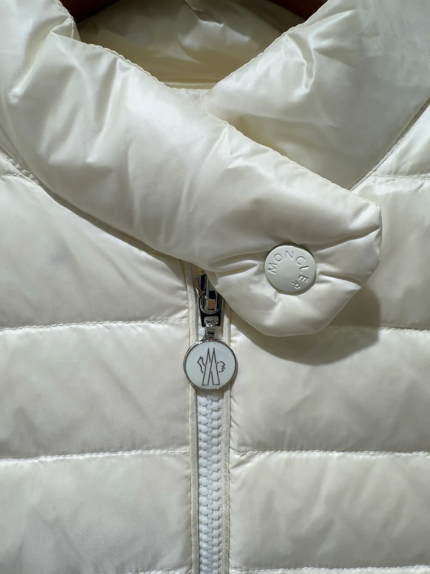P1060 Moncler Igelle short down jacket for women. The Igelle down jacket is made of longve saison fabric and is suitable for mild weather. This nylon fabric is both warm and lightweight. Designed in a cropped silhouette, it has a slim fit and a nipped-in waist for a feminine silhouette. It is recommended to choose one size up.  Fabric: Made of longue saison fabric, Longue saison lining, filled with down (90 white goose down) Craftsmanship: zipper closure, zipper pockets, customized zigzag wool logo, customized clothing color matching hardware puller (supports NFC chip function) Color: pink black off-white Size: 1 2 3 4 4442040