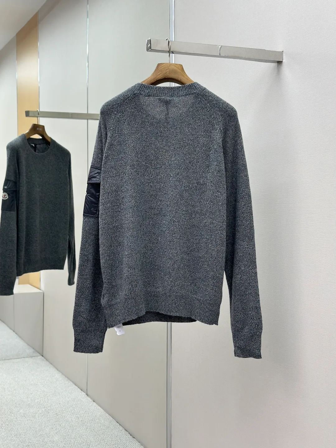 P410 MONCLER 25FW new sleeve pocket sweater is made of wool blended fabric, mainly 90% wool, combined with 10% cashmere. The main body of wool ensures the warmth and comfort of the clothing. The addition of a small amount of nylon and spandex significantly improves the elasticity and wear resistance. The ribbed decorative parts are made of 100% wool, which further enhances the overall texture. Through the high needle count and fine gauge loom, combined with the orderly direction of the internal yarn, the floating yarn is cleverly woven and stored, with almost no unnecessary thread mess. The nylon pockets on the sleeves are decorated with brand logos, which is low-key and luxurious. Size: S-XL