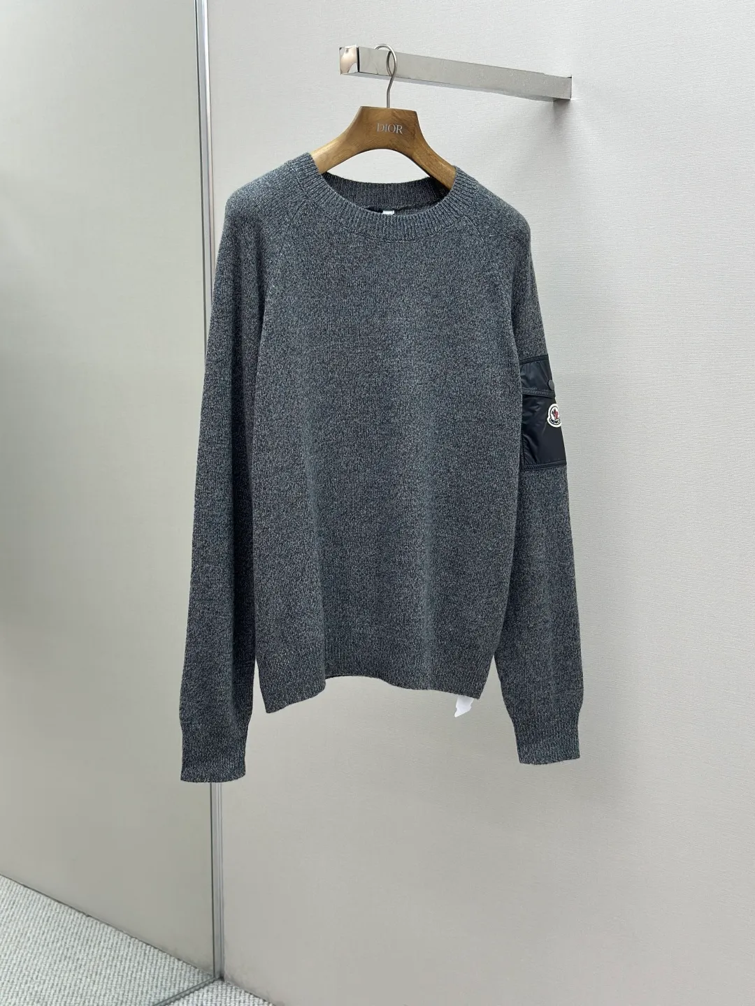 P410 MONCLER 25FW new sleeve pocket sweater is made of wool blended fabric, mainly 90% wool, combined with 10% cashmere. The main body of wool ensures the warmth and comfort of the clothing. The addition of a small amount of nylon and spandex significantly improves the elasticity and wear resistance. The ribbed decorative parts are made of 100% wool, which further enhances the overall texture. Through the high needle count and fine gauge loom, combined with the orderly direction of the internal yarn, the floating yarn is cleverly woven and stored, with almost no unnecessary thread mess. The nylon pockets on the sleeves are decorated with brand logos, which is low-key and luxurious. Size: S-XL