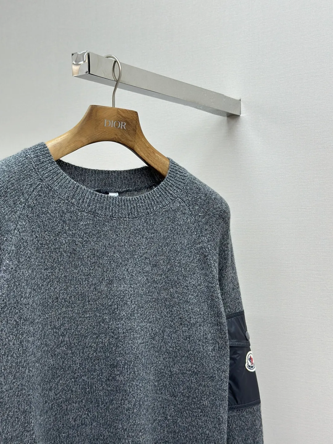 P410 MONCLER 25FW new sleeve pocket sweater is made of wool blended fabric, mainly 90% wool, combined with 10% cashmere. The main body of wool ensures the warmth and comfort of the clothing. The addition of a small amount of nylon and spandex significantly improves the elasticity and wear resistance. The ribbed decorative parts are made of 100% wool, which further enhances the overall texture. Through the high needle count and fine gauge loom, combined with the orderly direction of the internal yarn, the floating yarn is cleverly woven and stored, with almost no unnecessary thread mess. The nylon pockets on the sleeves are decorated with brand logos, which is low-key and luxurious. Size: S-XL