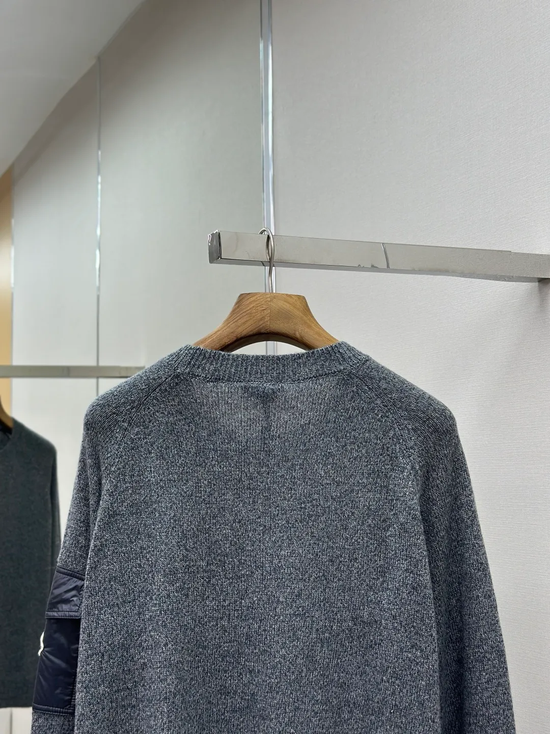 P410 MONCLER 25FW new sleeve pocket sweater is made of wool blended fabric, mainly 90% wool, combined with 10% cashmere. The main body of wool ensures the warmth and comfort of the clothing. The addition of a small amount of nylon and spandex significantly improves the elasticity and wear resistance. The ribbed decorative parts are made of 100% wool, which further enhances the overall texture. Through the high needle count and fine gauge loom, combined with the orderly direction of the internal yarn, the floating yarn is cleverly woven and stored, with almost no unnecessary thread mess. The nylon pockets on the sleeves are decorated with brand logos, which is low-key and luxurious. Size: S-XL