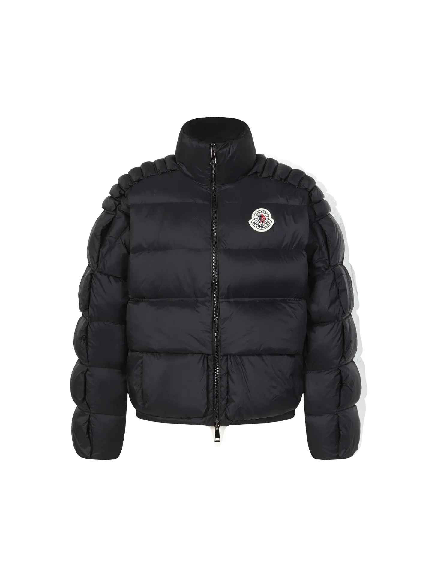 P980 MONCLER/Cistopher Raxxy 3D quilted zipper down jacket of the same style as the star. This down is a men's and women's single product of the Moner  This three-dimensional quilted down jacket is made from lightweight tear-resistant fabric and was created in collaboration with Cistopher Raxxy. This down jacket is inspired by a spiral staircase, with decorative elements that represent the winding steps of destiny. Unisex Details •Made from lightweight ripstop fabric •Micro ripstop lining •Zip closure •Hidden pockets •Wind-proof fly •Zip closure •Quilted patch, down-filled •Co-branded felt logo patch Color: Black/White Size : 0/1/2/3/4