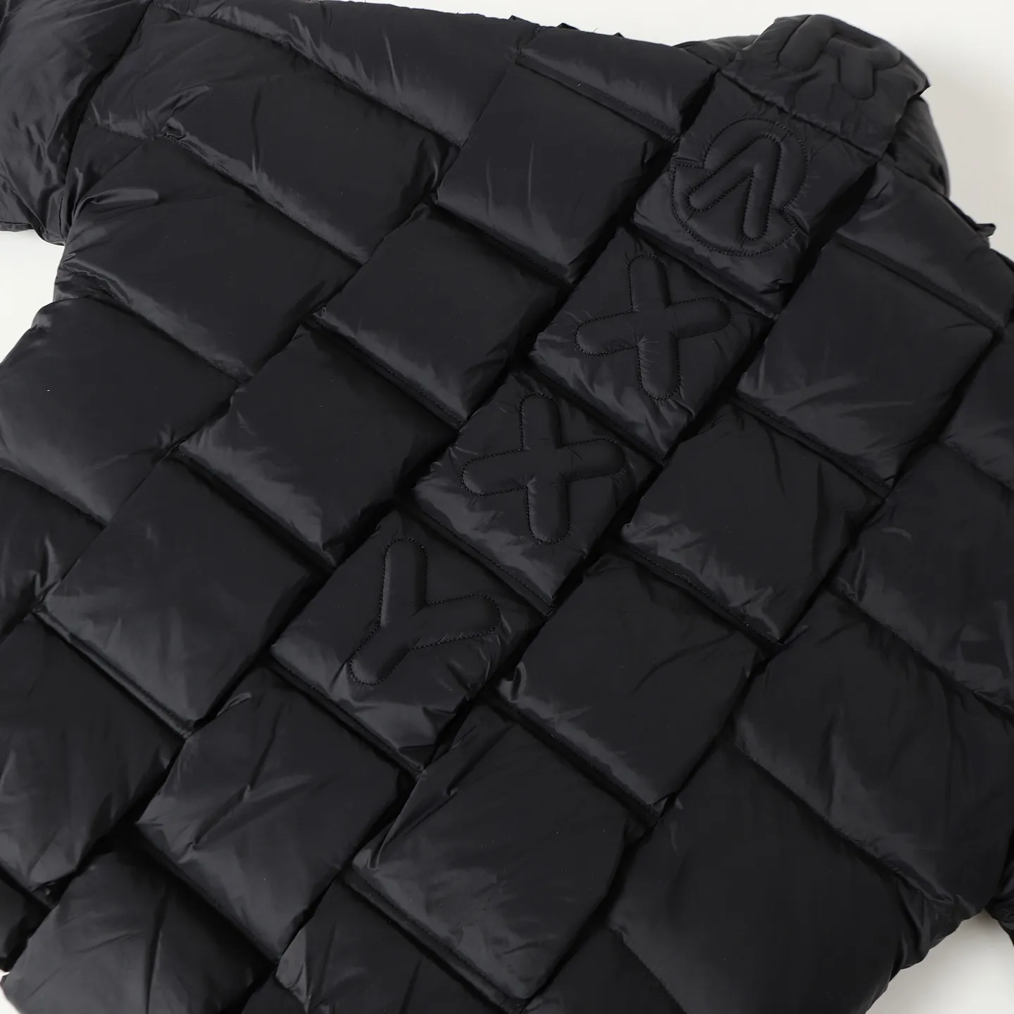 P980 MONCLER/Cistopher Raxxy 3D quilted zipper down jacket of the same style as the star. This down is a men's and women's single product of the Moner  This three-dimensional quilted down jacket is made from lightweight tear-resistant fabric and was created in collaboration with Cistopher Raxxy. This down jacket is inspired by a spiral staircase, with decorative elements that represent the winding steps of destiny. Unisex Details •Made from lightweight ripstop fabric •Micro ripstop lining •Zip closure •Hidden pockets •Wind-proof fly •Zip closure •Quilted patch, down-filled •Co-branded felt logo patch Color: Black/White Size : 0/1/2/3/4