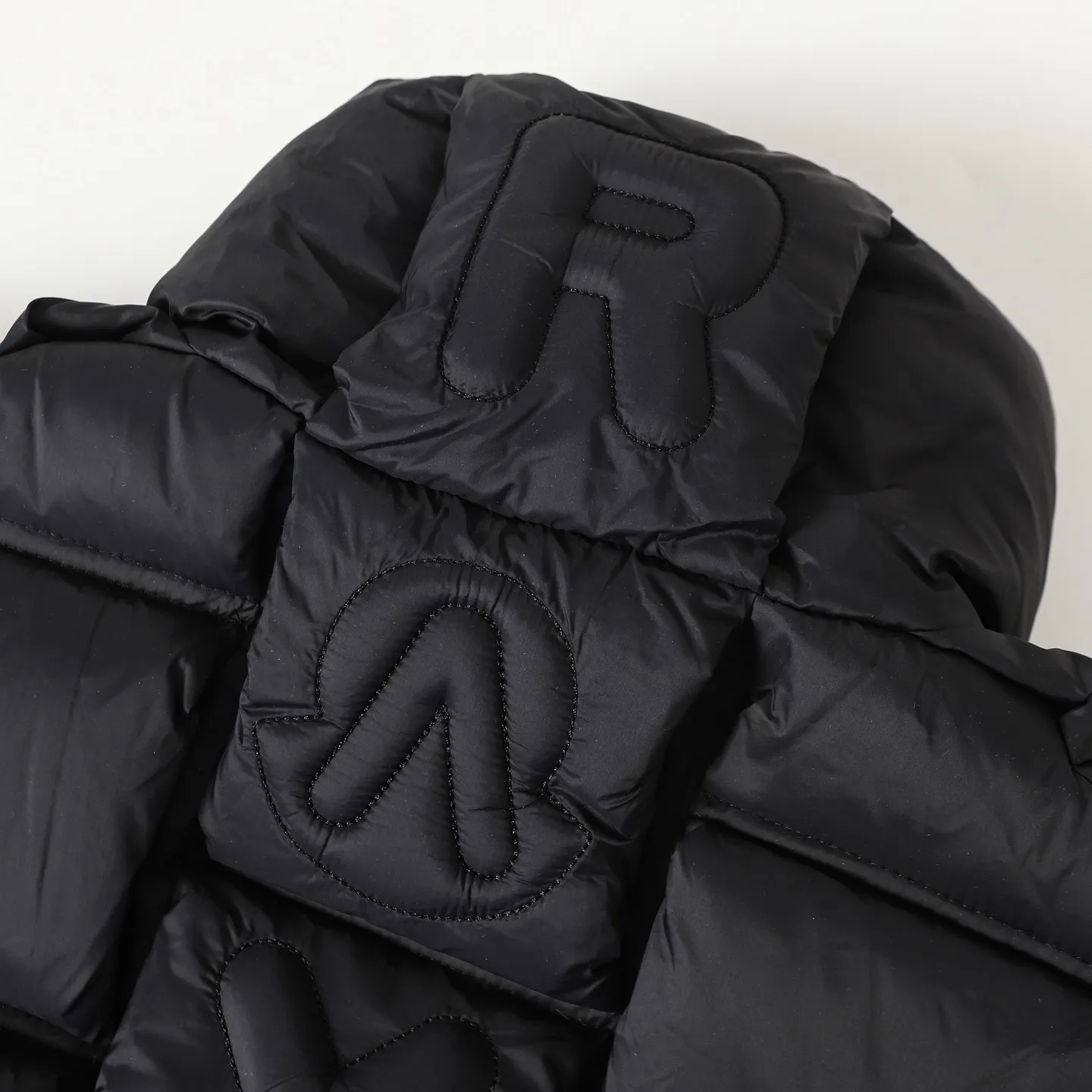 P980 MONCLER/Cistopher Raxxy 3D quilted zipper down jacket of the same style as the star. This down is a men's and women's single product of the Moner  This three-dimensional quilted down jacket is made from lightweight tear-resistant fabric and was created in collaboration with Cistopher Raxxy. This down jacket is inspired by a spiral staircase, with decorative elements that represent the winding steps of destiny. Unisex Details •Made from lightweight ripstop fabric •Micro ripstop lining •Zip closure •Hidden pockets •Wind-proof fly •Zip closure •Quilted patch, down-filled •Co-branded felt logo patch Color: Black/White Size : 0/1/2/3/4