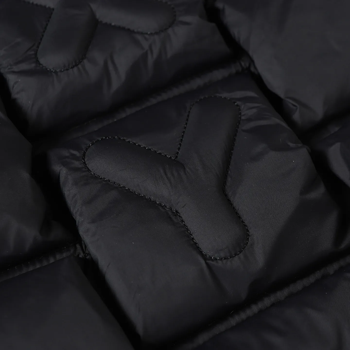 P980 MONCLER/Cistopher Raxxy 3D quilted zipper down jacket of the same style as the star. This down is a men's and women's single product of the Moner  This three-dimensional quilted down jacket is made from lightweight tear-resistant fabric and was created in collaboration with Cistopher Raxxy. This down jacket is inspired by a spiral staircase, with decorative elements that represent the winding steps of destiny. Unisex Details •Made from lightweight ripstop fabric •Micro ripstop lining •Zip closure •Hidden pockets •Wind-proof fly •Zip closure •Quilted patch, down-filled •Co-branded felt logo patch Color: Black/White Size : 0/1/2/3/4