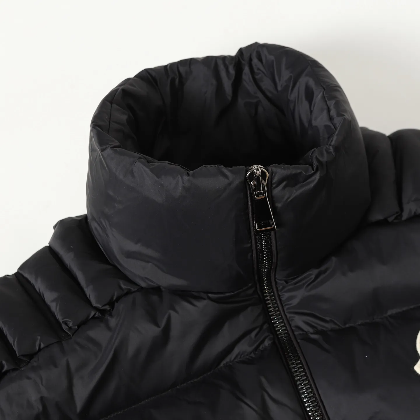 P980 MONCLER/Cistopher Raxxy 3D quilted zipper down jacket of the same style as the star. This down is a men's and women's single product of the Moner  This three-dimensional quilted down jacket is made from lightweight tear-resistant fabric and was created in collaboration with Cistopher Raxxy. This down jacket is inspired by a spiral staircase, with decorative elements that represent the winding steps of destiny. Unisex Details •Made from lightweight ripstop fabric •Micro ripstop lining •Zip closure •Hidden pockets •Wind-proof fly •Zip closure •Quilted patch, down-filled •Co-branded felt logo patch Color: Black/White Size : 0/1/2/3/4