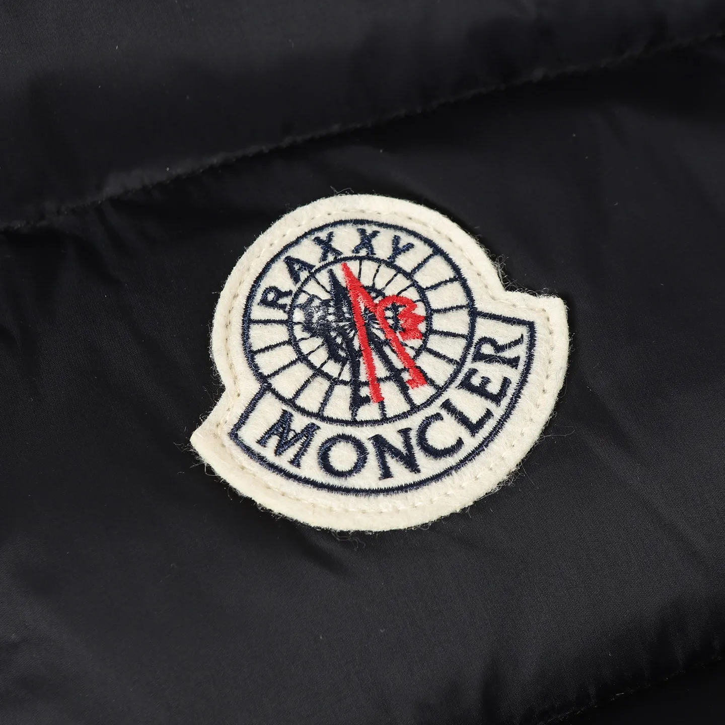 P980 MONCLER/Cistopher Raxxy 3D quilted zipper down jacket of the same style as the star. This down is a men's and women's single product of the Moner  This three-dimensional quilted down jacket is made from lightweight tear-resistant fabric and was created in collaboration with Cistopher Raxxy. This down jacket is inspired by a spiral staircase, with decorative elements that represent the winding steps of destiny. Unisex Details •Made from lightweight ripstop fabric •Micro ripstop lining •Zip closure •Hidden pockets •Wind-proof fly •Zip closure •Quilted patch, down-filled •Co-branded felt logo patch Color: Black/White Size : 0/1/2/3/4
