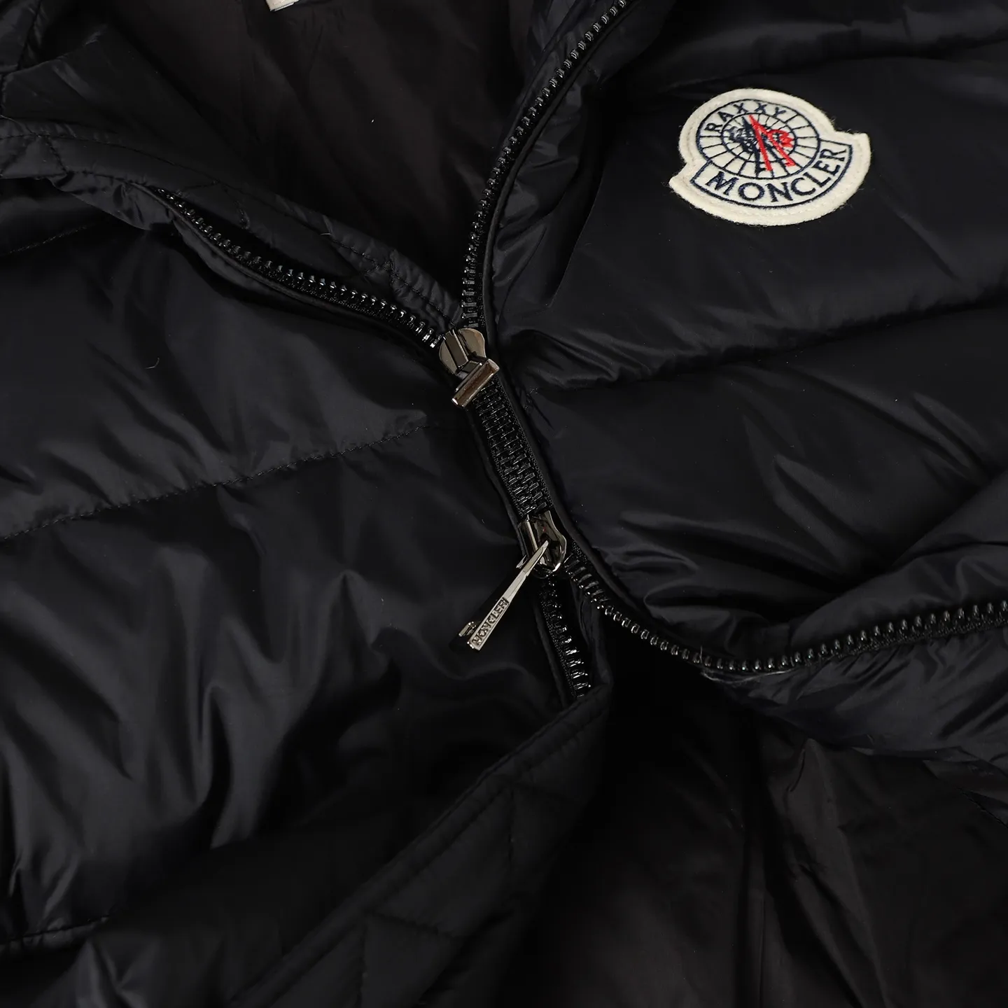 P980 MONCLER/Cistopher Raxxy 3D quilted zipper down jacket of the same style as the star. This down is a men's and women's single product of the Moner  This three-dimensional quilted down jacket is made from lightweight tear-resistant fabric and was created in collaboration with Cistopher Raxxy. This down jacket is inspired by a spiral staircase, with decorative elements that represent the winding steps of destiny. Unisex Details •Made from lightweight ripstop fabric •Micro ripstop lining •Zip closure •Hidden pockets •Wind-proof fly •Zip closure •Quilted patch, down-filled •Co-branded felt logo patch Color: Black/White Size : 0/1/2/3/4