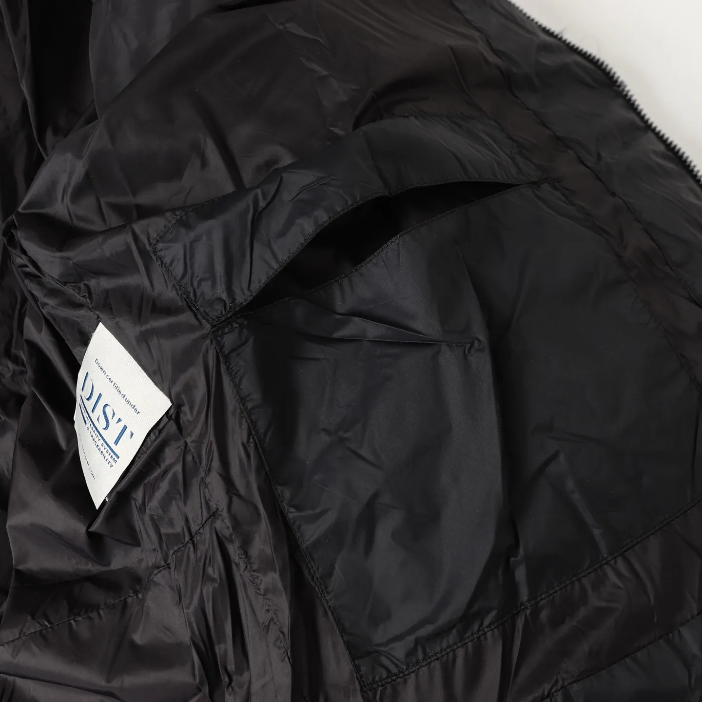 P980 MONCLER/Cistopher Raxxy 3D quilted zipper down jacket of the same style as the star. This down is a men's and women's single product of the Moner  This three-dimensional quilted down jacket is made from lightweight tear-resistant fabric and was created in collaboration with Cistopher Raxxy. This down jacket is inspired by a spiral staircase, with decorative elements that represent the winding steps of destiny. Unisex Details •Made from lightweight ripstop fabric •Micro ripstop lining •Zip closure •Hidden pockets •Wind-proof fly •Zip closure •Quilted patch, down-filled •Co-branded felt logo patch Color: Black/White Size : 0/1/2/3/4