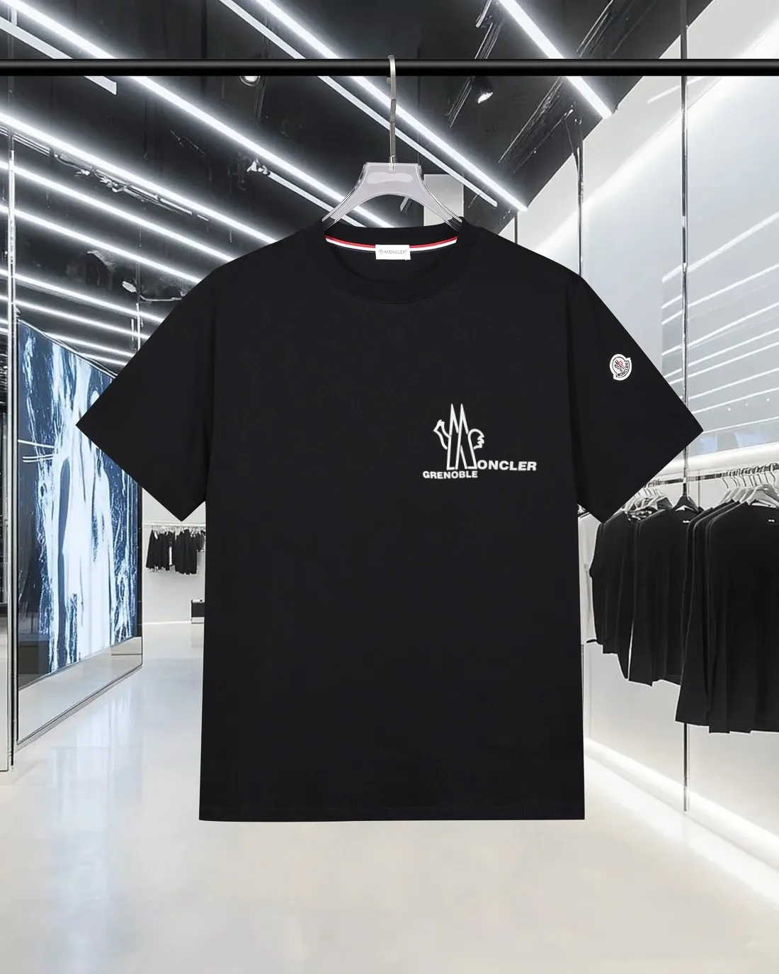 P150 MONCLER/Muzzled 300g pure cotton round neck short-sleeved T-shirt Brand classic Three-dimensional offset letter LOGO embossing process 2025ss official synchronization High version High quality Fashion personality Versatile trend Pure original quality Original fabric Hang tag Collar label Washed wheat Complete three standards Color: Black. White. Size: S M L XL XXL