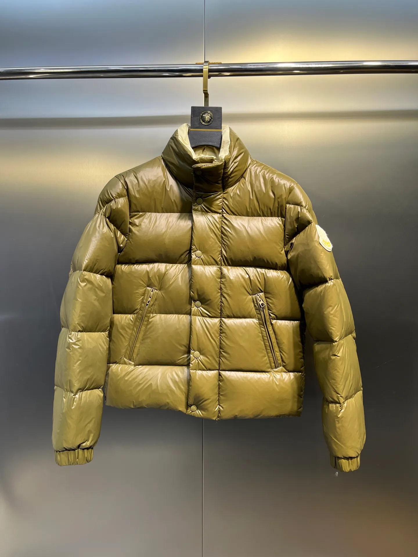 P900 Moncler🌟Moncler's new Tripiti men's short down jacket. The Tripiti down jacket is made of functional shiny nylon fabric, which is comfortable and warm without being heavy. Chenille logo patch highlights the essence of the brand. Style number: Dabiao 1952 Size: 12345