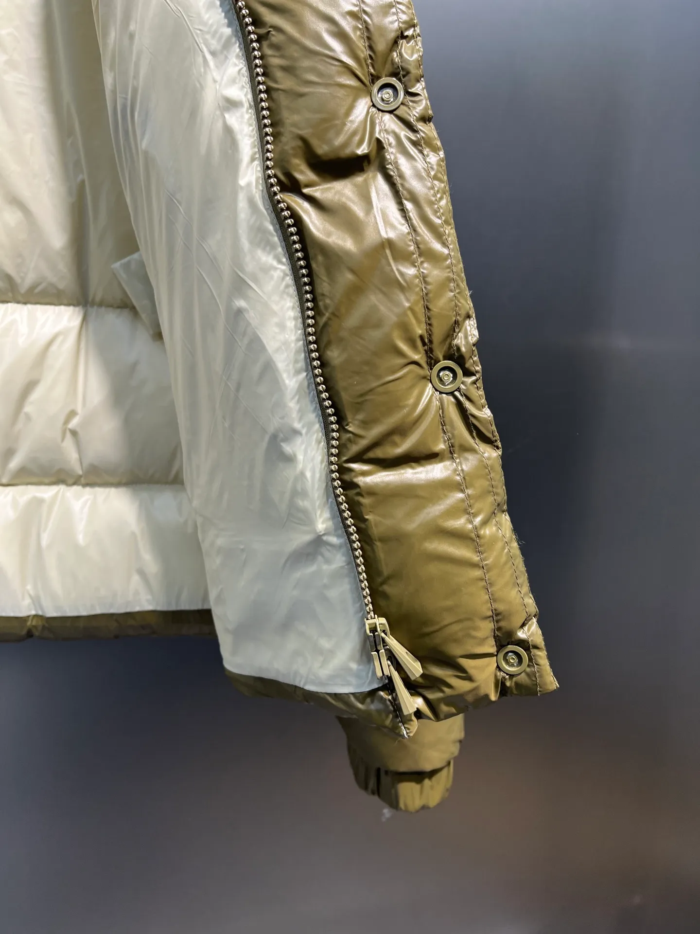 P900 Moncler🌟Moncler's new Tripiti men's short down jacket. The Tripiti down jacket is made of functional shiny nylon fabric, which is comfortable and warm without being heavy. Chenille logo patch highlights the essence of the brand. Style number: Dabiao 1952 Size: 12345