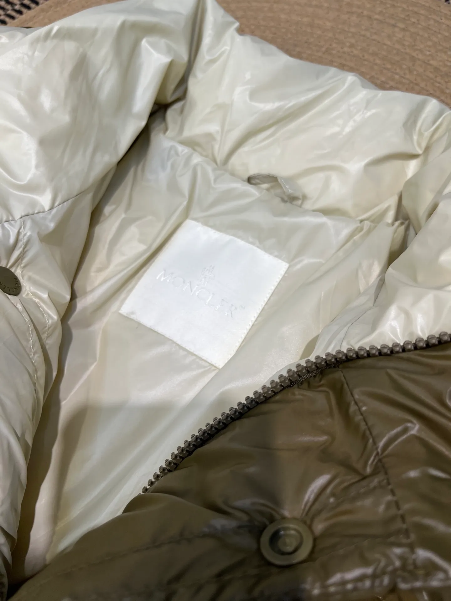 P900 Moncler🌟Moncler's new Tripiti men's short down jacket. The Tripiti down jacket is made of functional shiny nylon fabric, which is comfortable and warm without being heavy. Chenille logo patch highlights the essence of the brand. Style number: Dabiao 1952 Size: 12345