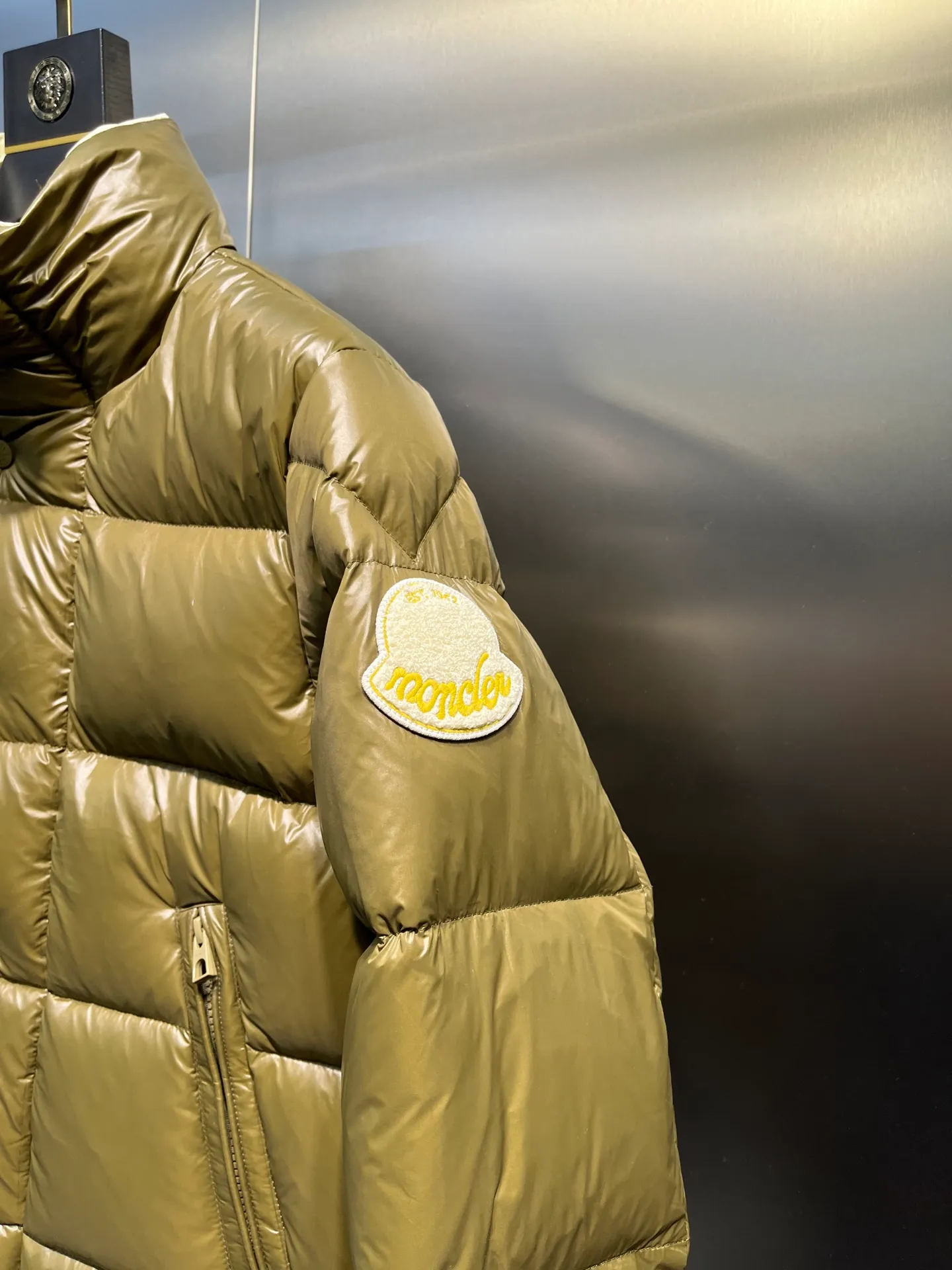 P900 Moncler🌟Moncler's new Tripiti men's short down jacket. The Tripiti down jacket is made of functional shiny nylon fabric, which is comfortable and warm without being heavy. Chenille logo patch highlights the essence of the brand. Style number: Dabiao 1952 Size: 12345