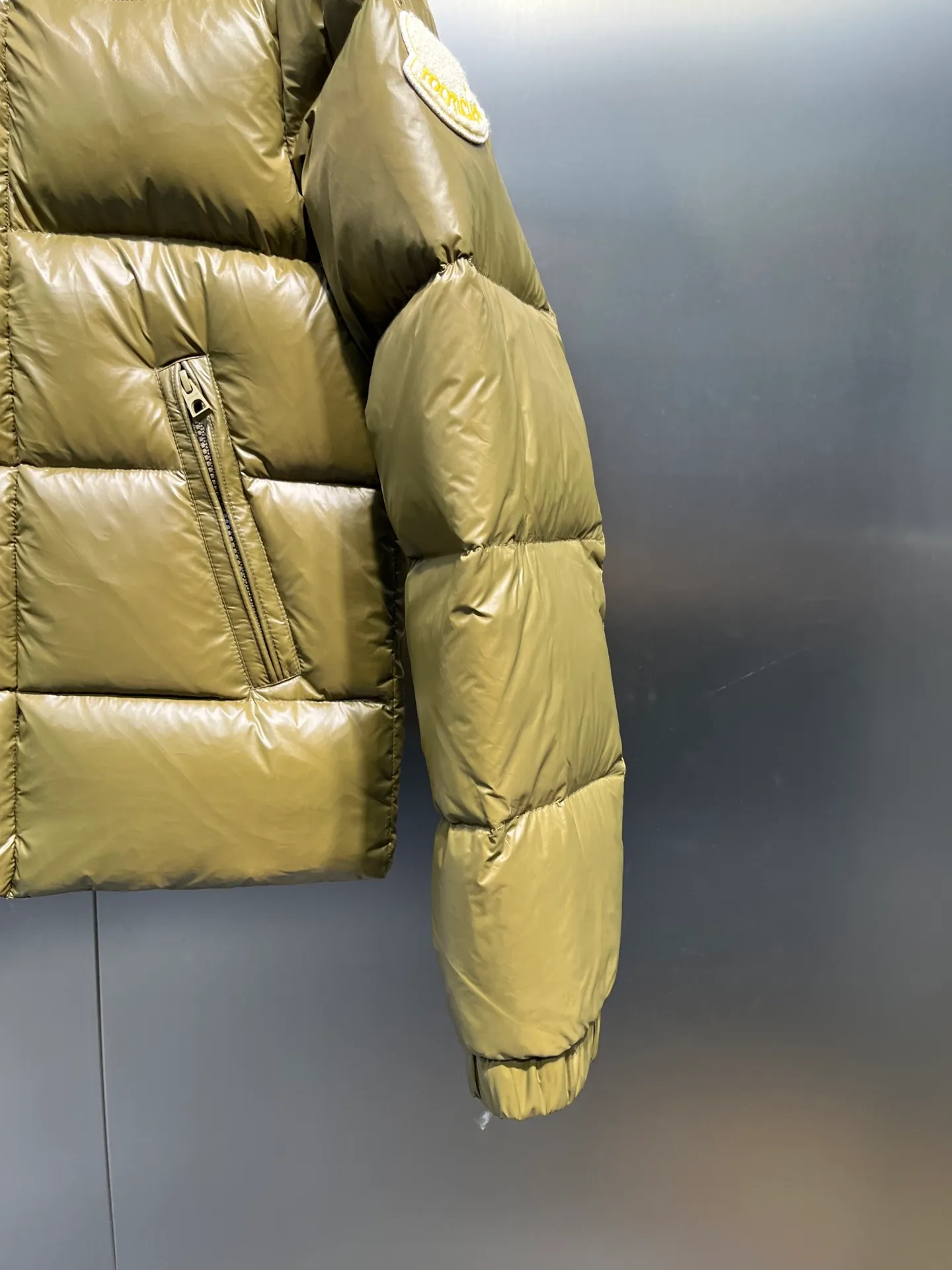 P900 Moncler🌟Moncler's new Tripiti men's short down jacket. The Tripiti down jacket is made of functional shiny nylon fabric, which is comfortable and warm without being heavy. Chenille logo patch highlights the essence of the brand. Style number: Dabiao 1952 Size: 12345