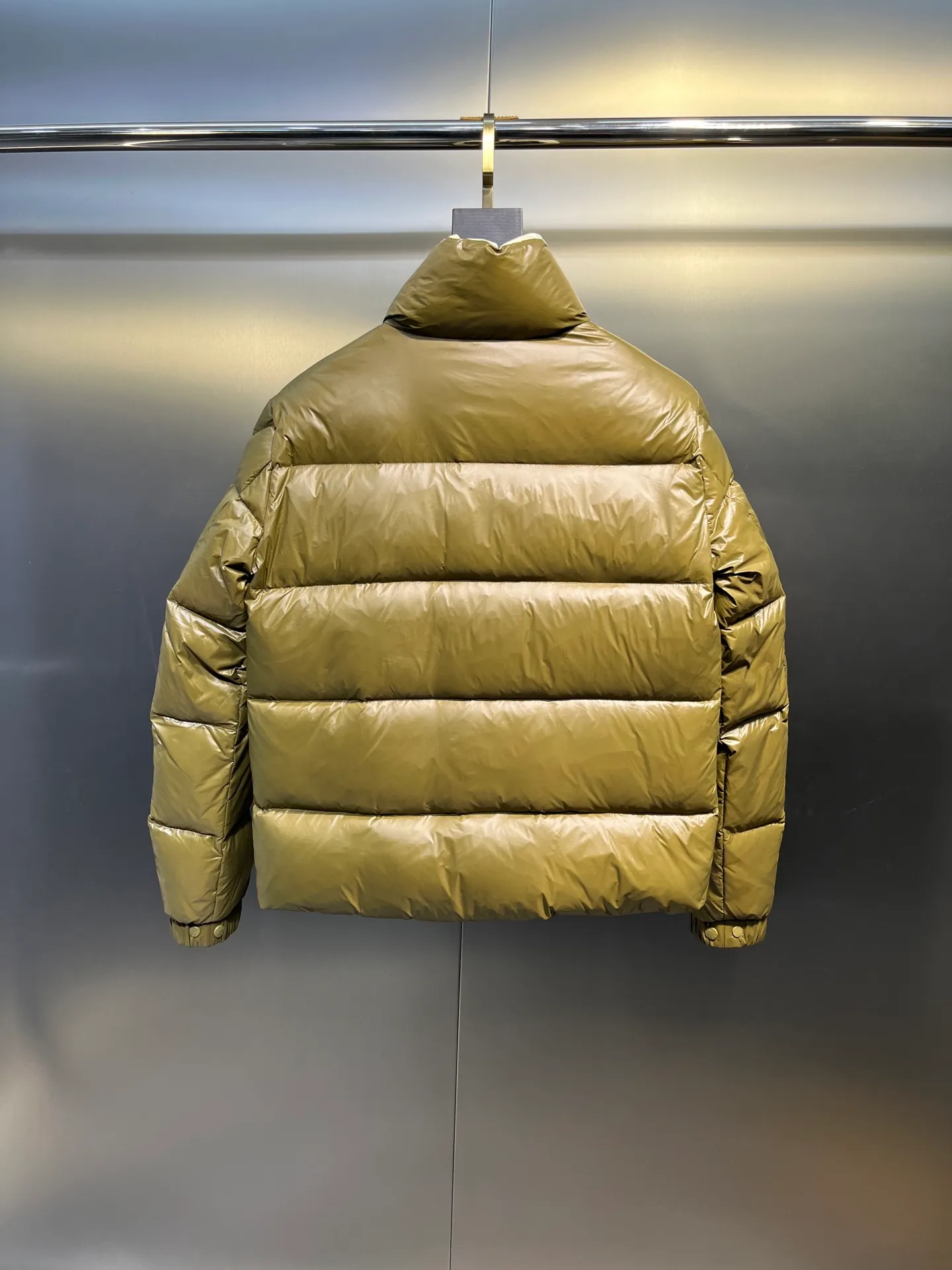 P900 Moncler🌟Moncler's new Tripiti men's short down jacket. The Tripiti down jacket is made of functional shiny nylon fabric, which is comfortable and warm without being heavy. Chenille logo patch highlights the essence of the brand. Style number: Dabiao 1952 Size: 12345