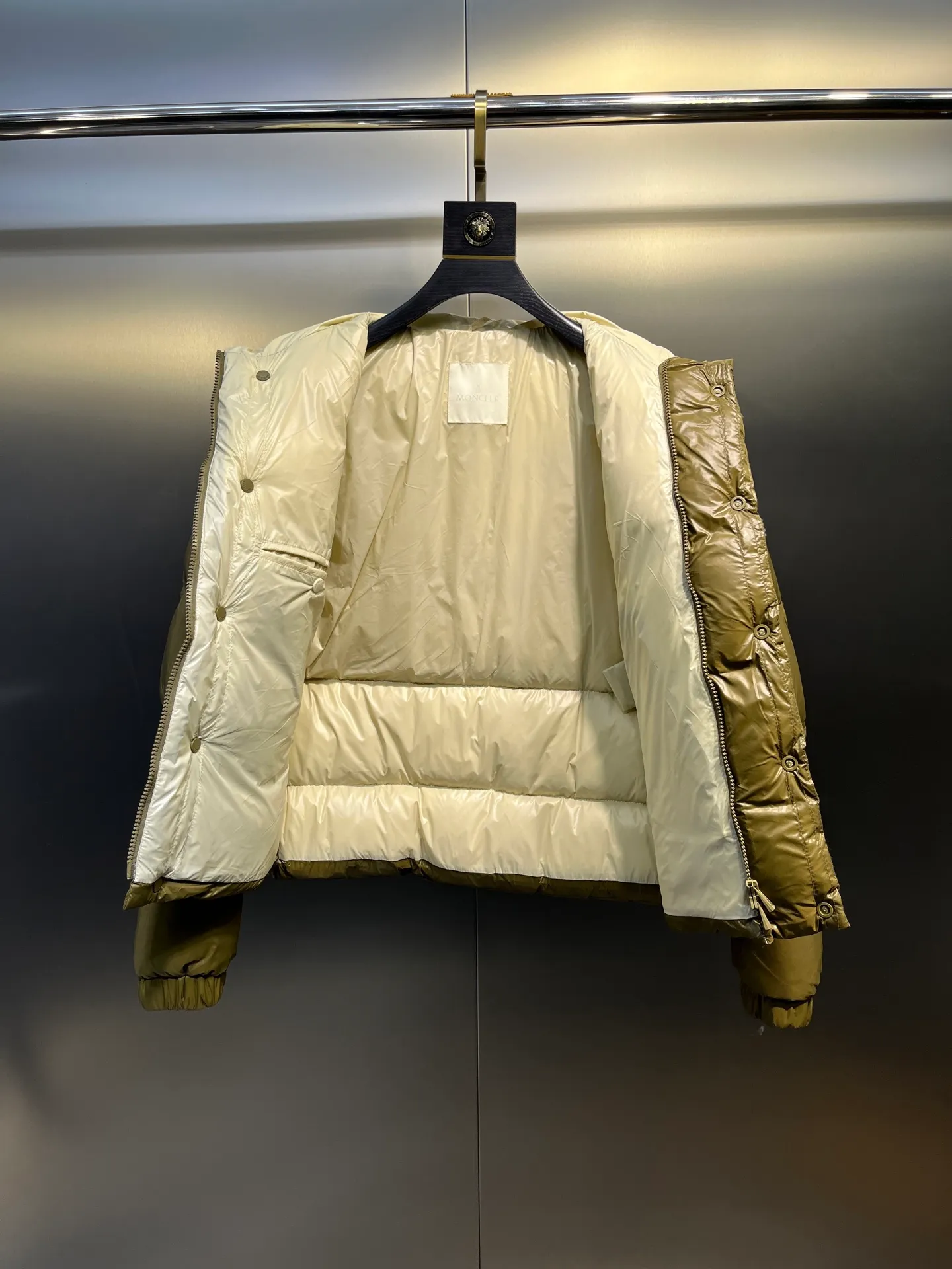 P900 Moncler🌟Moncler's new Tripiti men's short down jacket. The Tripiti down jacket is made of functional shiny nylon fabric, which is comfortable and warm without being heavy. Chenille logo patch highlights the essence of the brand. Style number: Dabiao 1952 Size: 12345