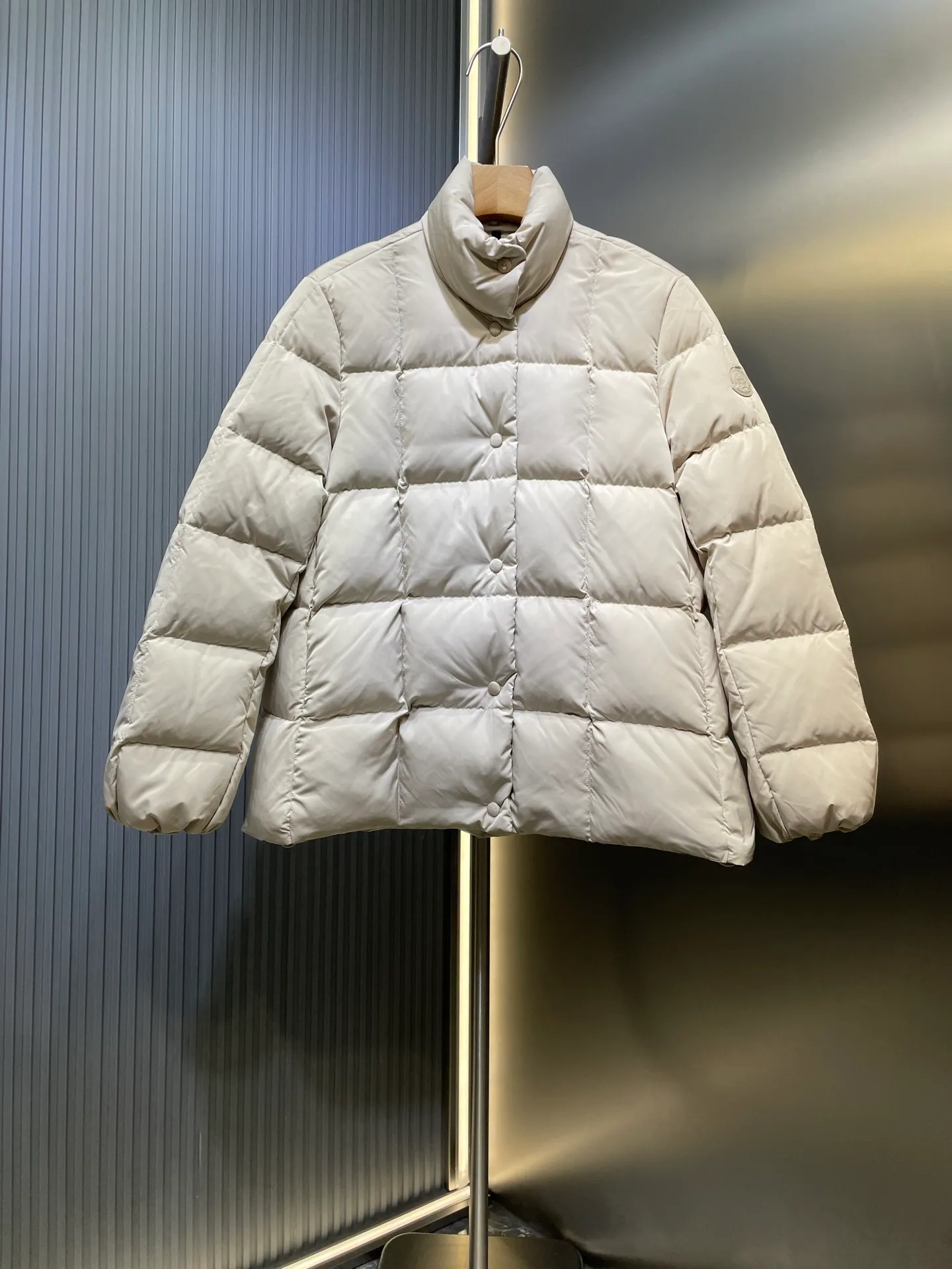 P730 MONCLER 25FW new autumn and winter product Cochevinne women's square quilted down jacket Cochevinne short down jacket reinterprets the classic design, with smooth surface and texture in sharp contrast.  Made of polyester fabric with a beautiful matte finish and soft feel.  Decorated with a quilted geometric pattern for a unique visual effect.  Made of polyester Longue saison lining with down filling Snap-button closure Zippered pockets Leather logo patch Size guide: Regular fit Firm shoulders Flared waist and hips Size: s m l