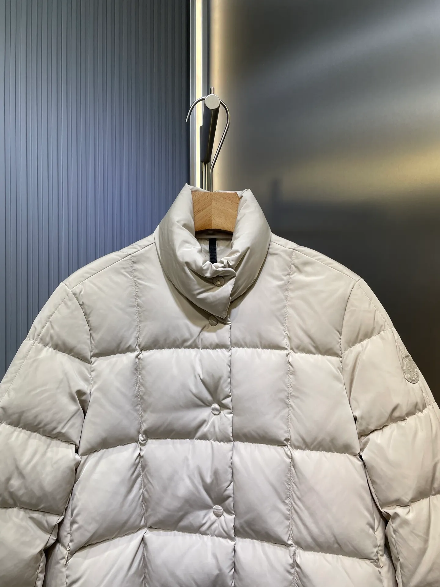 P730 MONCLER 25FW new autumn and winter product Cochevinne women's square quilted down jacket Cochevinne short down jacket reinterprets the classic design, with smooth surface and texture in sharp contrast.  Made of polyester fabric with a beautiful matte finish and soft feel.  Decorated with a quilted geometric pattern for a unique visual effect.  Made of polyester Longue saison lining with down filling Snap-button closure Zippered pockets Leather logo patch Size guide: Regular fit Firm shoulders Flared waist and hips Size: s m l