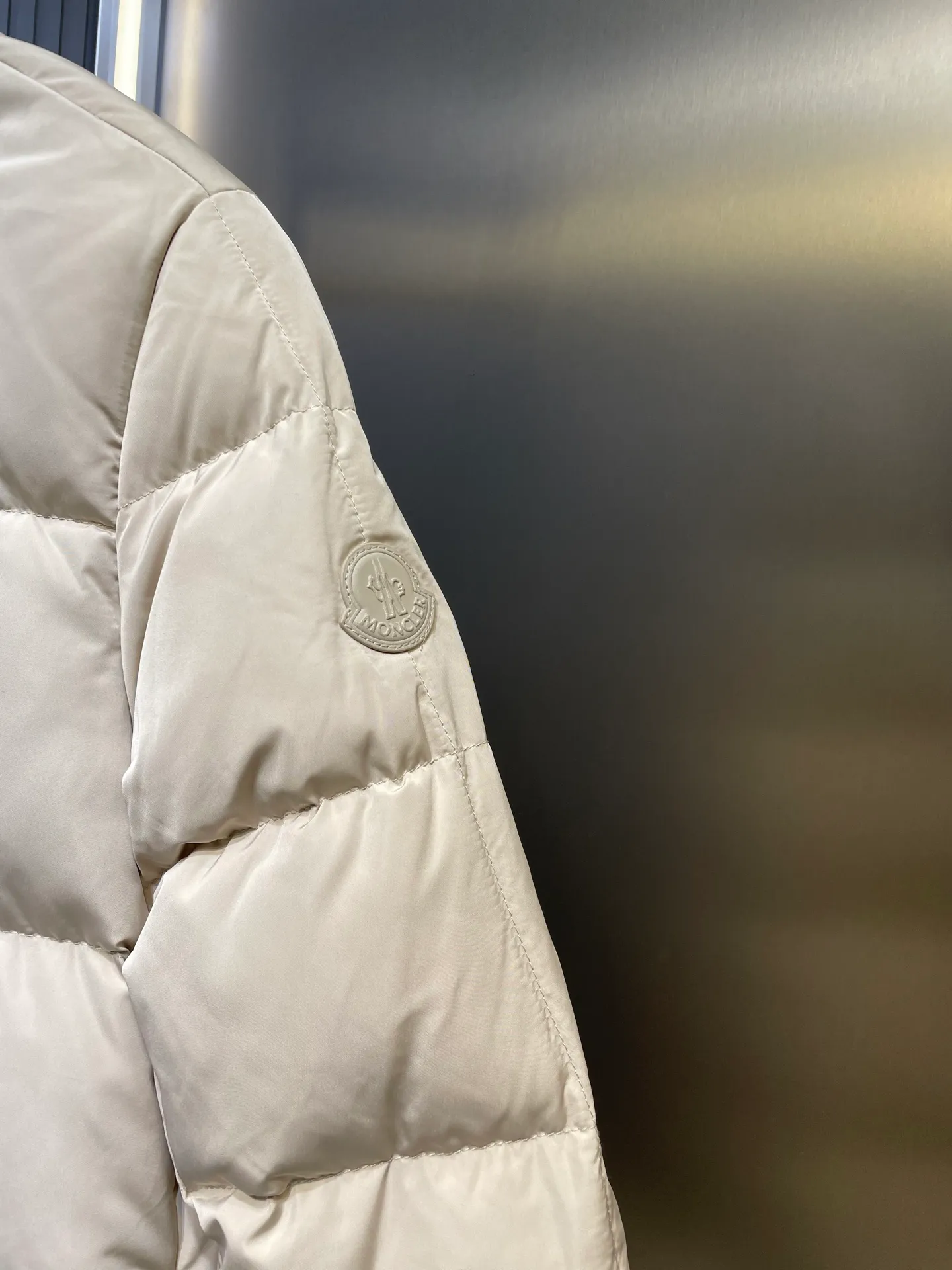 P730 MONCLER 25FW new autumn and winter product Cochevinne women's square quilted down jacket Cochevinne short down jacket reinterprets the classic design, with smooth surface and texture in sharp contrast.  Made of polyester fabric with a beautiful matte finish and soft feel.  Decorated with a quilted geometric pattern for a unique visual effect.  Made of polyester Longue saison lining with down filling Snap-button closure Zippered pockets Leather logo patch Size guide: Regular fit Firm shoulders Flared waist and hips Size: s m l