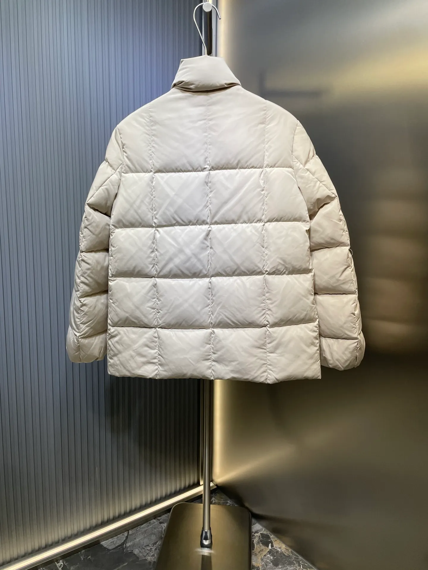 P730 MONCLER 25FW new autumn and winter product Cochevinne women's square quilted down jacket Cochevinne short down jacket reinterprets the classic design, with smooth surface and texture in sharp contrast.  Made of polyester fabric with a beautiful matte finish and soft feel.  Decorated with a quilted geometric pattern for a unique visual effect.  Made of polyester Longue saison lining with down filling Snap-button closure Zippered pockets Leather logo patch Size guide: Regular fit Firm shoulders Flared waist and hips Size: s m l