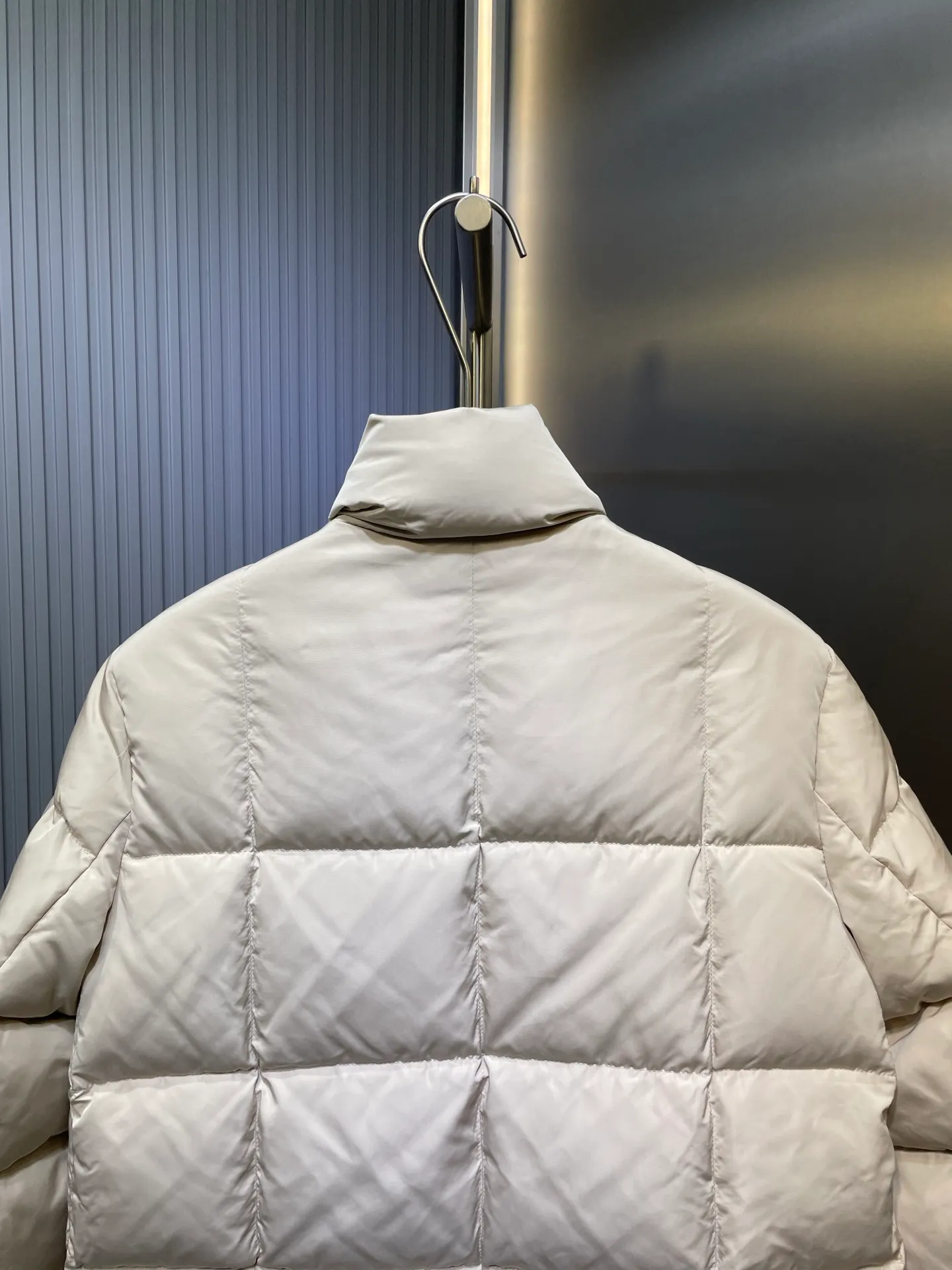 P730 MONCLER 25FW new autumn and winter product Cochevinne women's square quilted down jacket Cochevinne short down jacket reinterprets the classic design, with smooth surface and texture in sharp contrast.  Made of polyester fabric with a beautiful matte finish and soft feel.  Decorated with a quilted geometric pattern for a unique visual effect.  Made of polyester Longue saison lining with down filling Snap-button closure Zippered pockets Leather logo patch Size guide: Regular fit Firm shoulders Flared waist and hips Size: s m l