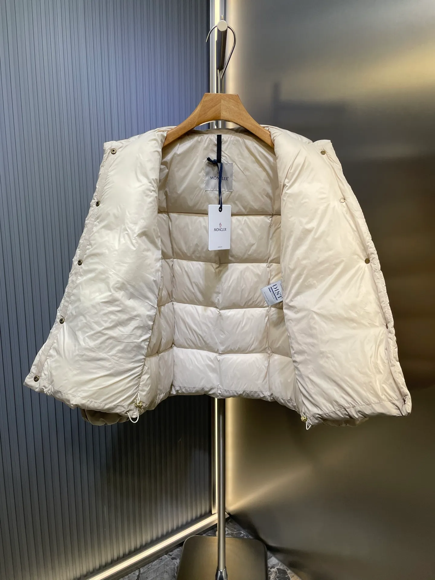 P730 MONCLER 25FW new autumn and winter product Cochevinne women's square quilted down jacket Cochevinne short down jacket reinterprets the classic design, with smooth surface and texture in sharp contrast.  Made of polyester fabric with a beautiful matte finish and soft feel.  Decorated with a quilted geometric pattern for a unique visual effect.  Made of polyester Longue saison lining with down filling Snap-button closure Zippered pockets Leather logo patch Size guide: Regular fit Firm shoulders Flared waist and hips Size: s m l