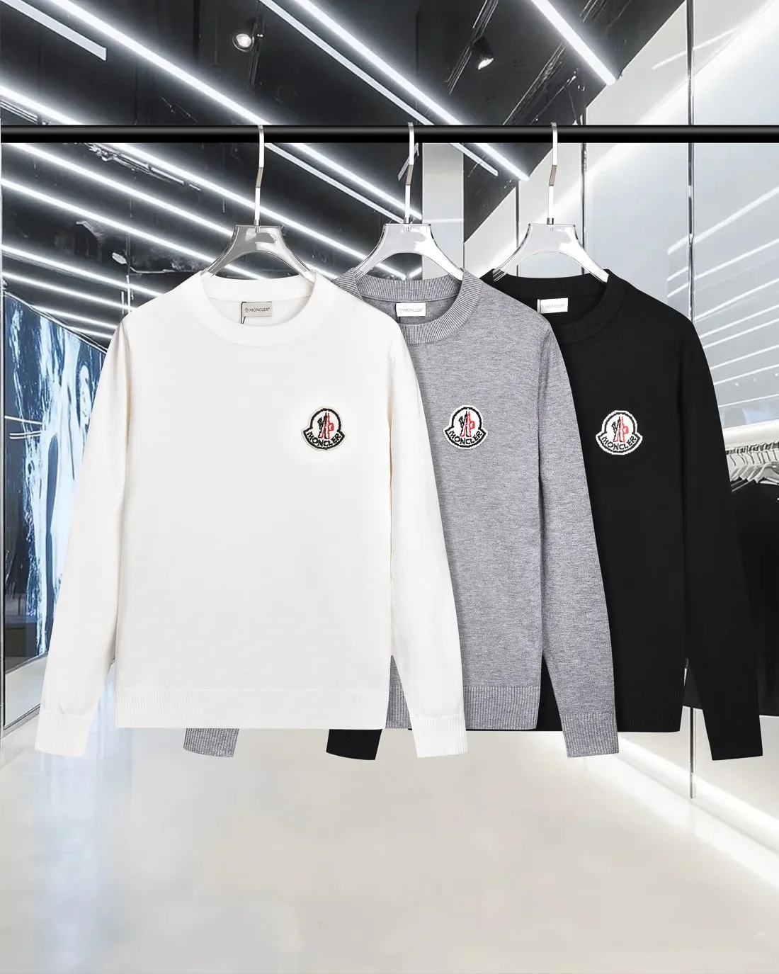 P230 MONCLER/Muzzled 2025Fw Classic chest badge logo letter logo Simple casual pullover sweater Imported wool blended fabric Upgraded, inspired by the 1980s retro Original fabric Official same style Round neck Long sleeve Suit Customized mesh sweater knitted fabric Very comfortable feel The latest brick cabinet synchronization in spring and summer Fashionable and individual Super versatile and good-looking style Very suitable for both men and women A must-have style Tag Collar tag Washed wheat Complete with three standards Color: Black. White. Gray. Size: M-3XL