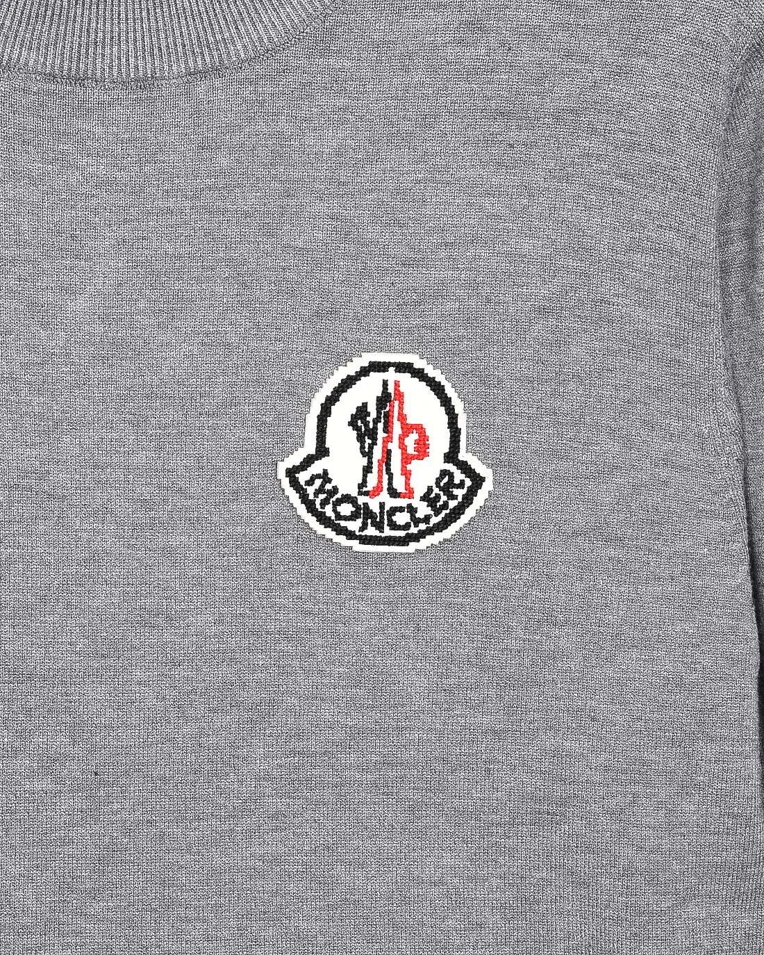 P230 MONCLER/Muzzled 2025Fw Classic chest badge logo letter logo Simple casual pullover sweater Imported wool blended fabric Upgraded, inspired by the 1980s retro Original fabric Official same style Round neck Long sleeve Suit Customized mesh sweater knitted fabric Very comfortable feel The latest brick cabinet synchronization in spring and summer Fashionable and individual Super versatile and good-looking style Very suitable for both men and women A must-have style Tag Collar tag Washed wheat Complete with three standards Color: Black. White. Gray. Size: M-3XL