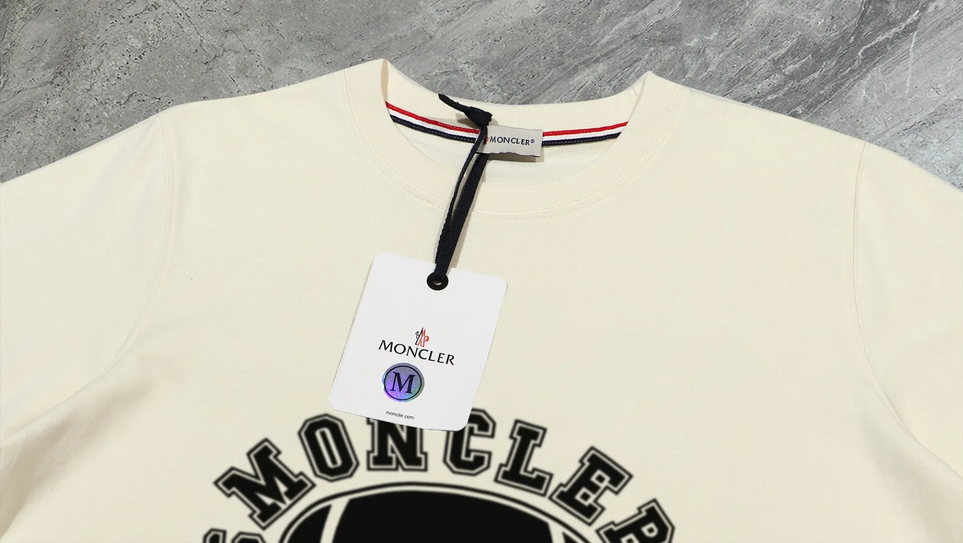 P210 High-version sweatshirt) [Long-term stock] 〖𝐌𝐎𝐍𝐂𝐋𝐄𝐑~Mask〗 Made of 440g heavy-weight fabric. It is different from the market currency. It can be matched with any variety and is properly handsome. 😎The whole dress is made of double waistcoats. The double waistcoats make the whole dress more three-dimensional. Not ordinary factories can do such fine work. 2025 Spring runway version of the T stage, on sale at the counter, round neck terry sweatshirt, high-end double-strand pure cotton, custom-made stretch ribs, dyed in the same vat, complete with three standards, matched with exquisite embroidered LOGO on the chest, simple and advanced, same style for men and women. Color: black, apricot, white, size: S M L XL 2XL
