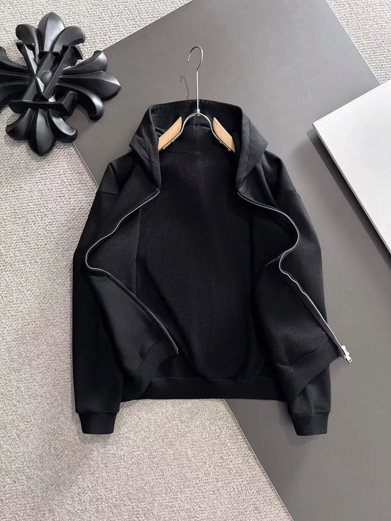 Next day delivery P460 High quality MONCLER/muzzle Exclusive debut of 25ss new autumn and winter lapel double zipper hooded sweatshirt jacket Many stars have the same style. Craftsmanship that ordinary small workshops cannot copy. We are not afraid of any challenges in terms of materials, detail restoration and craftsmanship, just to provide you with wonderful products. Compare the top original versions at will. No expense is spared just to do better. Unique imported fabric feel. Purely imported German machine production. Precision operation and thousands of needle density. A full set of new accessories with three standards can be customized at the same time. The upper body is versatile and fashionable. The perfect choice for autumn and winter. The must-have item. Size chart: S to XXL (or state your height and weight when placing an order)