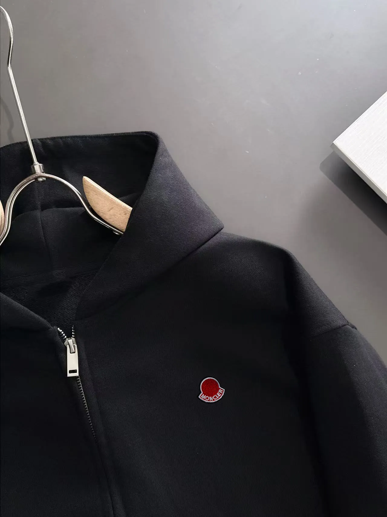 Next day delivery P460 High quality MONCLER/muzzle Exclusive debut of 25ss new autumn and winter lapel double zipper hooded sweatshirt jacket Many stars have the same style. Craftsmanship that ordinary small workshops cannot copy. We are not afraid of any challenges in terms of materials, detail restoration and craftsmanship, just to provide you with wonderful products. Compare the top original versions at will. No expense is spared just to do better. Unique imported fabric feel. Purely imported German machine production. Precision operation and thousands of needle density. A full set of new accessories with three standards can be customized at the same time. The upper body is versatile and fashionable. The perfect choice for autumn and winter. The must-have item. Size chart: S to XXL (or state your height and weight when placing an order)