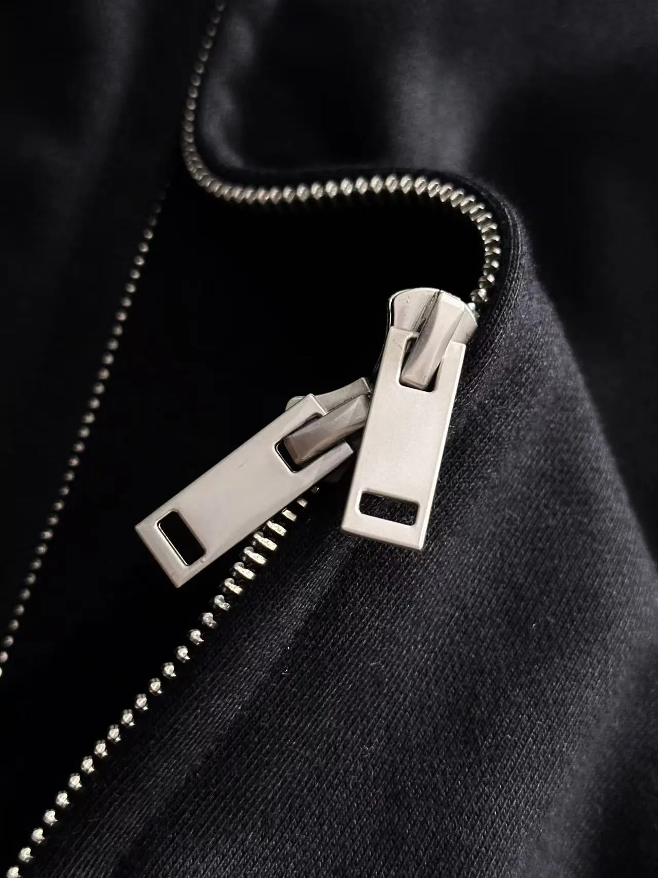 Next day delivery P460 High quality MONCLER/muzzle Exclusive debut of 25ss new autumn and winter lapel double zipper hooded sweatshirt jacket Many stars have the same style. Craftsmanship that ordinary small workshops cannot copy. We are not afraid of any challenges in terms of materials, detail restoration and craftsmanship, just to provide you with wonderful products. Compare the top original versions at will. No expense is spared just to do better. Unique imported fabric feel. Purely imported German machine production. Precision operation and thousands of needle density. A full set of new accessories with three standards can be customized at the same time. The upper body is versatile and fashionable. The perfect choice for autumn and winter. The must-have item. Size chart: S to XXL (or state your height and weight when placing an order)