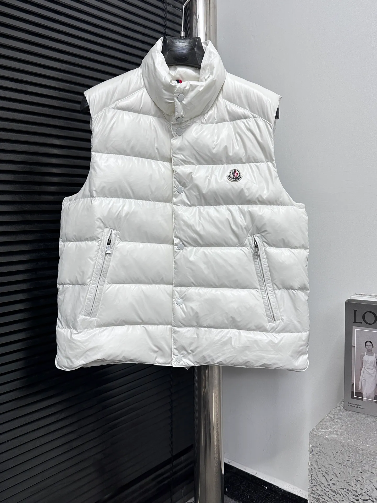 P540 [Moncler] Mouth-mounted Down Vest. Original custom-made hardware and accessories. All imported and original customization. Welcome to compare. Absolutely high quality. Use top-grade 95 white duck down. Super soft. Filled with fluffy and full feathers. Super heavy-duty. Fabric workmanship. Perfect pattern. Pay attention to the fabric. Super comfortable. Exclusive model. Non-market product. Same style for men and women. Size: 123456