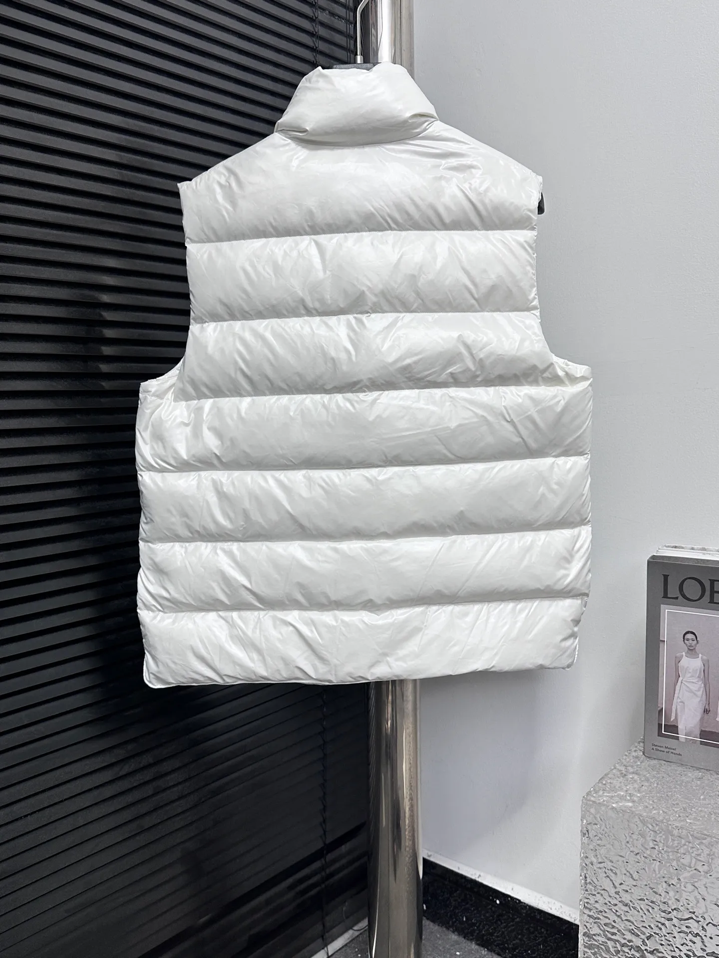 P540 [Moncler] Mouth-mounted Down Vest. Original custom-made hardware and accessories. All imported and original customization. Welcome to compare. Absolutely high quality. Use top-grade 95 white duck down. Super soft. Filled with fluffy and full feathers. Super heavy-duty. Fabric workmanship. Perfect pattern. Pay attention to the fabric. Super comfortable. Exclusive model. Non-market product. Same style for men and women. Size: 123456