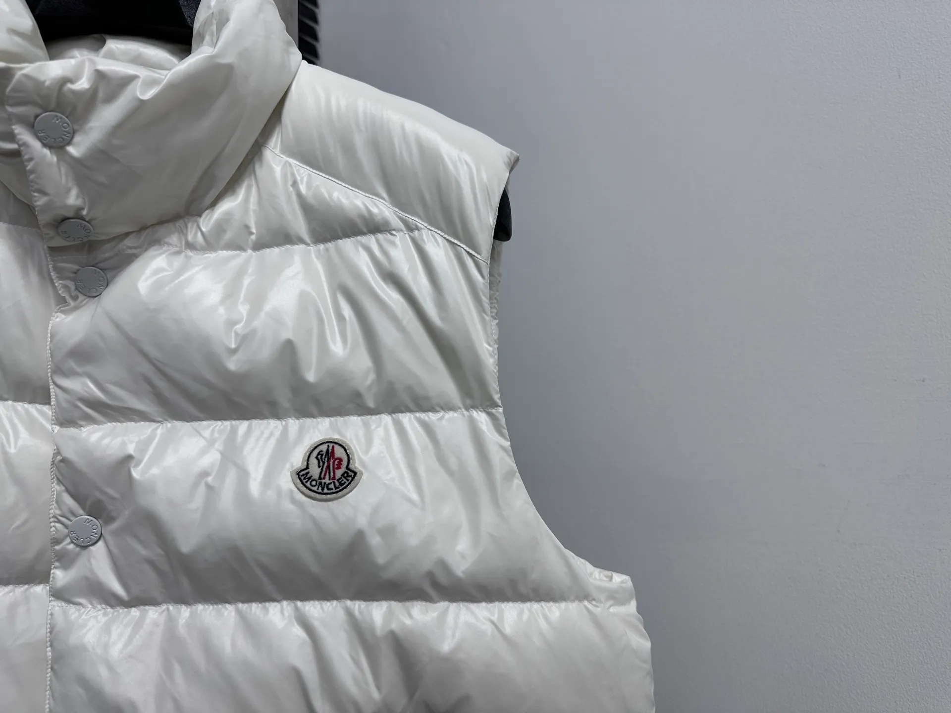 P540 [Moncler] Mouth-mounted Down Vest. Original custom-made hardware and accessories. All imported and original customization. Welcome to compare. Absolutely high quality. Use top-grade 95 white duck down. Super soft. Filled with fluffy and full feathers. Super heavy-duty. Fabric workmanship. Perfect pattern. Pay attention to the fabric. Super comfortable. Exclusive model. Non-market product. Same style for men and women. Size: 123456