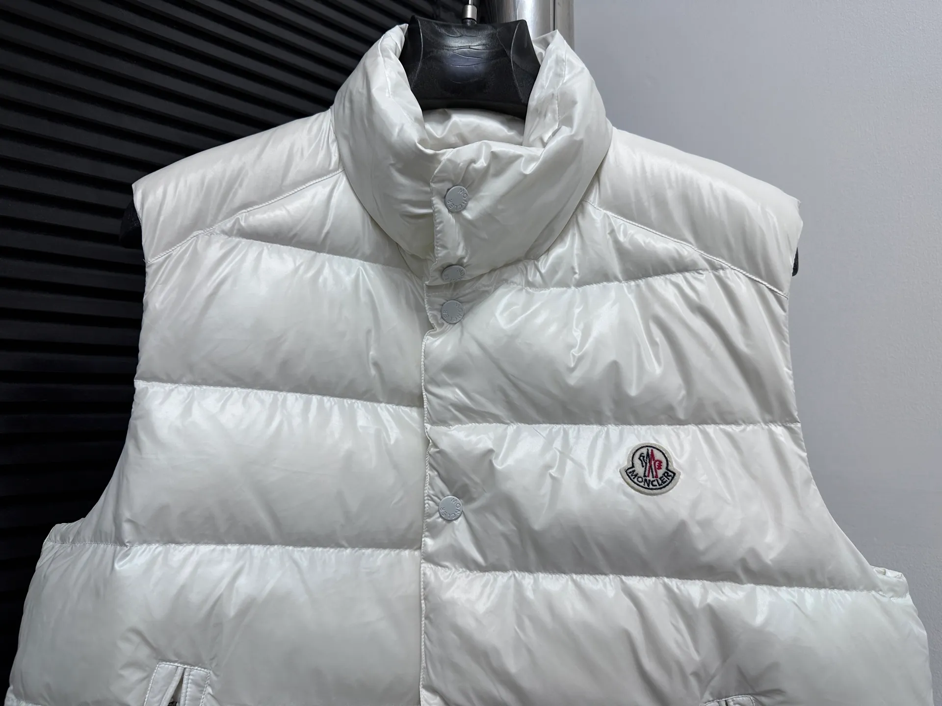 P540 [Moncler] Mouth-mounted Down Vest. Original custom-made hardware and accessories. All imported and original customization. Welcome to compare. Absolutely high quality. Use top-grade 95 white duck down. Super soft. Filled with fluffy and full feathers. Super heavy-duty. Fabric workmanship. Perfect pattern. Pay attention to the fabric. Super comfortable. Exclusive model. Non-market product. Same style for men and women. Size: 123456