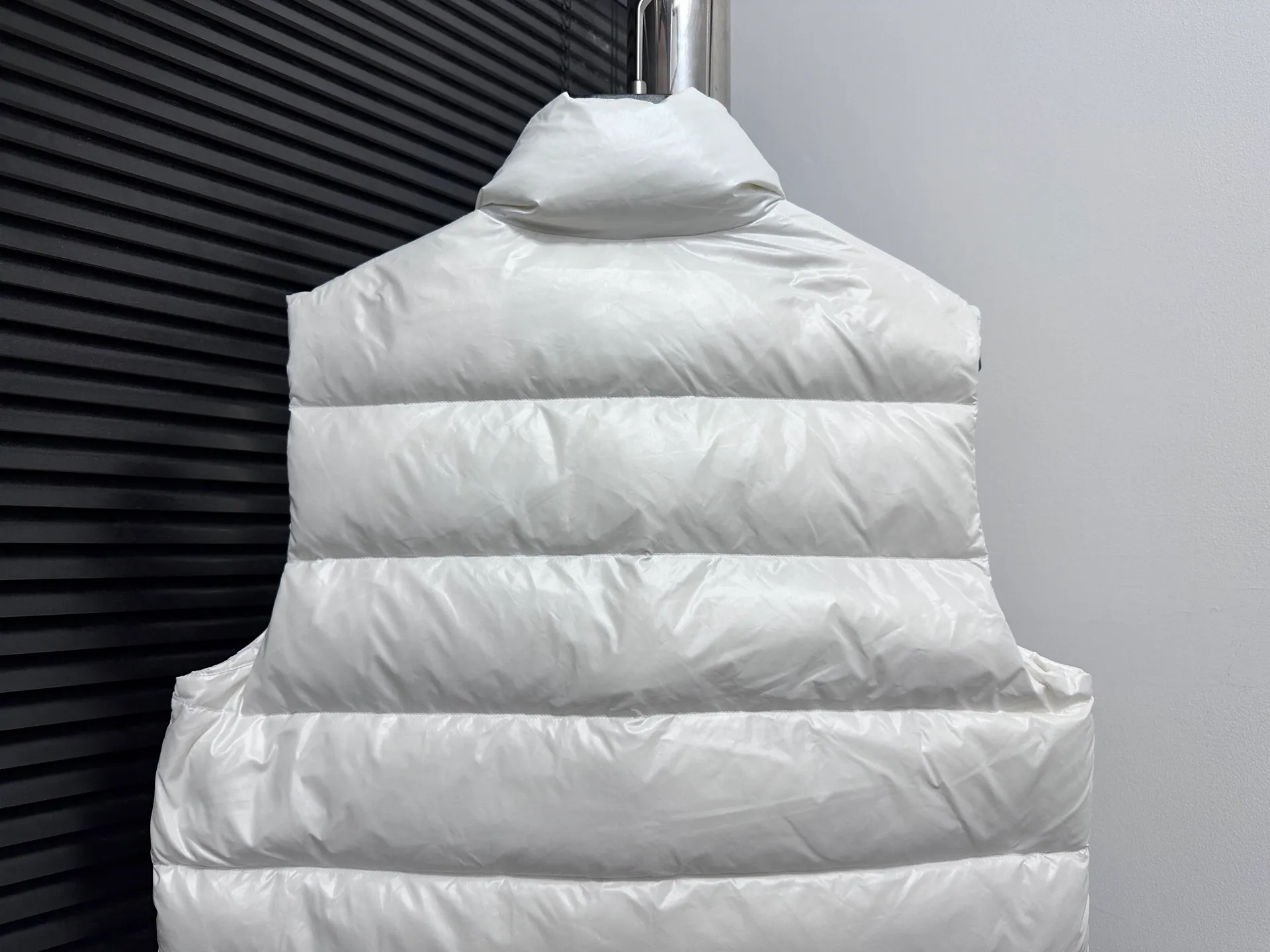 P540 [Moncler] Mouth-mounted Down Vest. Original custom-made hardware and accessories. All imported and original customization. Welcome to compare. Absolutely high quality. Use top-grade 95 white duck down. Super soft. Filled with fluffy and full feathers. Super heavy-duty. Fabric workmanship. Perfect pattern. Pay attention to the fabric. Super comfortable. Exclusive model. Non-market product. Same style for men and women. Size: 123456