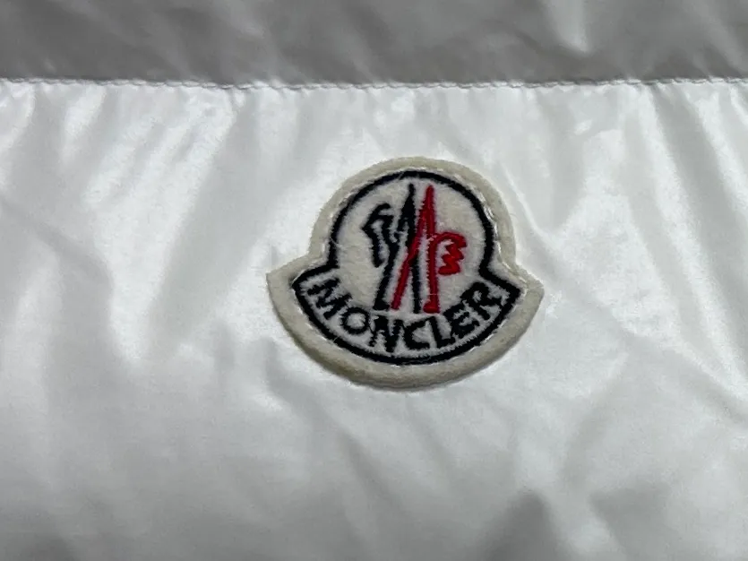 P540 [Moncler] Mouth-mounted Down Vest. Original custom-made hardware and accessories. All imported and original customization. Welcome to compare. Absolutely high quality. Use top-grade 95 white duck down. Super soft. Filled with fluffy and full feathers. Super heavy-duty. Fabric workmanship. Perfect pattern. Pay attention to the fabric. Super comfortable. Exclusive model. Non-market product. Same style for men and women. Size: 123456