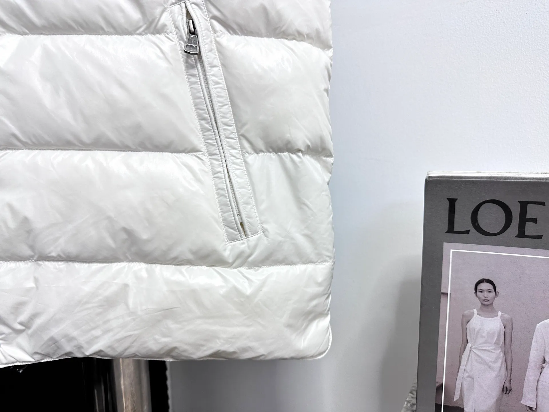P540 [Moncler] Mouth-mounted Down Vest. Original custom-made hardware and accessories. All imported and original customization. Welcome to compare. Absolutely high quality. Use top-grade 95 white duck down. Super soft. Filled with fluffy and full feathers. Super heavy-duty. Fabric workmanship. Perfect pattern. Pay attention to the fabric. Super comfortable. Exclusive model. Non-market product. Same style for men and women. Size: 123456