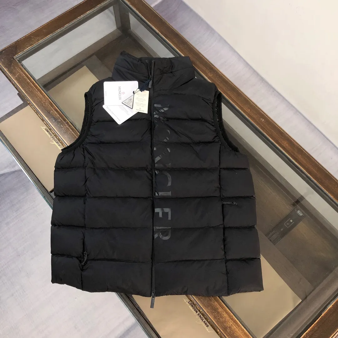 P660 🔥🔥Moncler 24 autumn and winter latest model! Fashionable down vest! Down vest! Hat can be hidden! The 100% cotton fabric selected from customers has extremely superior waterproof and breathable properties, and the fabric feels very soft, smooth and shiny! The inner filling is 90% white duck down, which has excellent fluffiness and resilience, and its cold-proof performance is unquestionable! Zipper pulls with customer-supplied brand letters engraved on them show off the aura of big brands everywhere, and they look good no matter how simple and elegant you wear them! Lightweight, convenient and warm, it can be paired with sweaters or sweatshirts! Fashionable and versatile ❤️ Color: black white Size: 12345 (M～3xl)