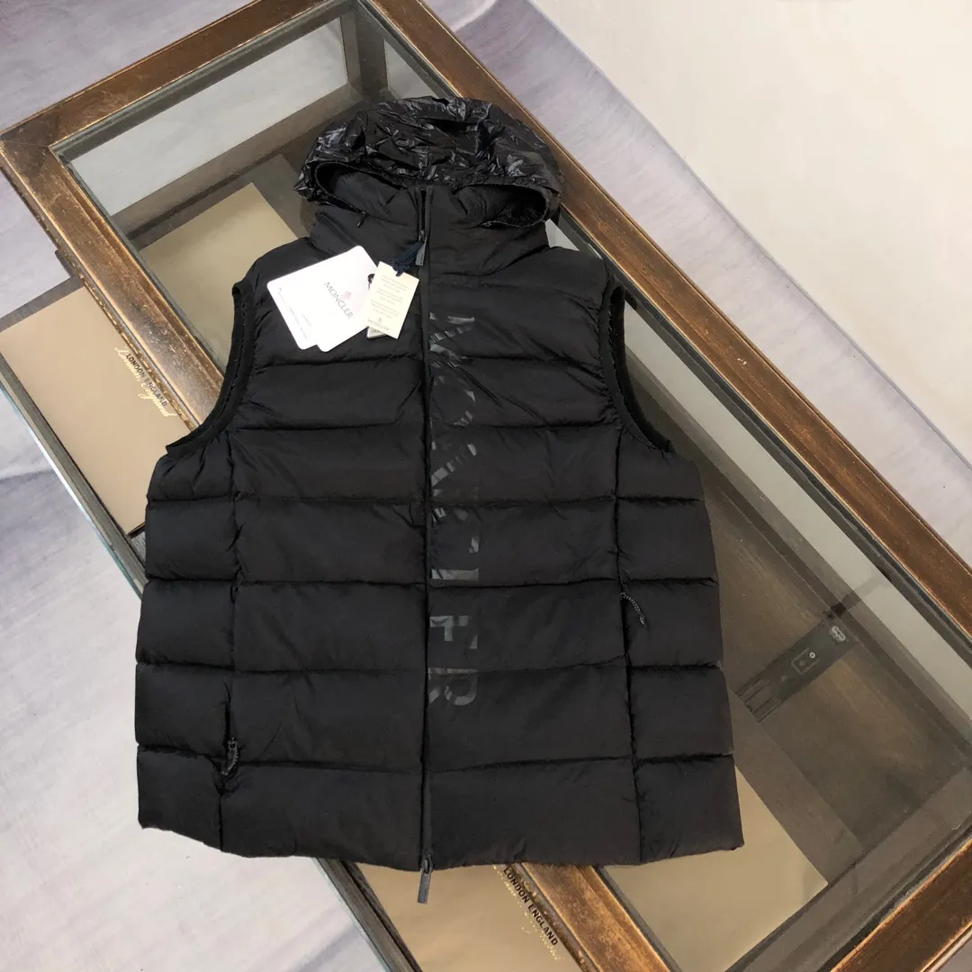 P660 🔥🔥Moncler 24 autumn and winter latest model! Fashionable down vest! Down vest! Hat can be hidden! The 100% cotton fabric selected from customers has extremely superior waterproof and breathable properties, and the fabric feels very soft, smooth and shiny! The inner filling is 90% white duck down, which has excellent fluffiness and resilience, and its cold-proof performance is unquestionable! Zipper pulls with customer-supplied brand letters engraved on them show off the aura of big brands everywhere, and they look good no matter how simple and elegant you wear them! Lightweight, convenient and warm, it can be paired with sweaters or sweatshirts! Fashionable and versatile ❤️ Color: black white Size: 12345 (M～3xl)