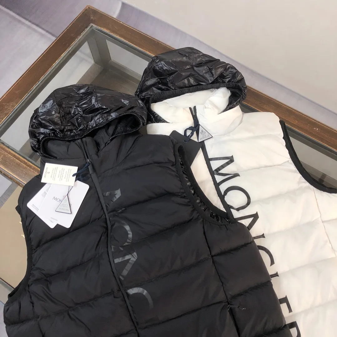 P660 🔥🔥Moncler 24 autumn and winter latest model! Fashionable down vest! Down vest! Hat can be hidden! The 100% cotton fabric selected from customers has extremely superior waterproof and breathable properties, and the fabric feels very soft, smooth and shiny! The inner filling is 90% white duck down, which has excellent fluffiness and resilience, and its cold-proof performance is unquestionable! Zipper pulls with customer-supplied brand letters engraved on them show off the aura of big brands everywhere, and they look good no matter how simple and elegant you wear them! Lightweight, convenient and warm, it can be paired with sweaters or sweatshirts! Fashionable and versatile ❤️ Color: black white Size: 12345 (M～3xl)
