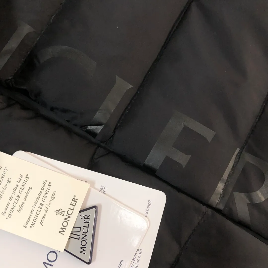 P660 🔥🔥Moncler 24 autumn and winter latest model! Fashionable down vest! Down vest! Hat can be hidden! The 100% cotton fabric selected from customers has extremely superior waterproof and breathable properties, and the fabric feels very soft, smooth and shiny! The inner filling is 90% white duck down, which has excellent fluffiness and resilience, and its cold-proof performance is unquestionable! Zipper pulls with customer-supplied brand letters engraved on them show off the aura of big brands everywhere, and they look good no matter how simple and elegant you wear them! Lightweight, convenient and warm, it can be paired with sweaters or sweatshirts! Fashionable and versatile ❤️ Color: black white Size: 12345 (M～3xl)