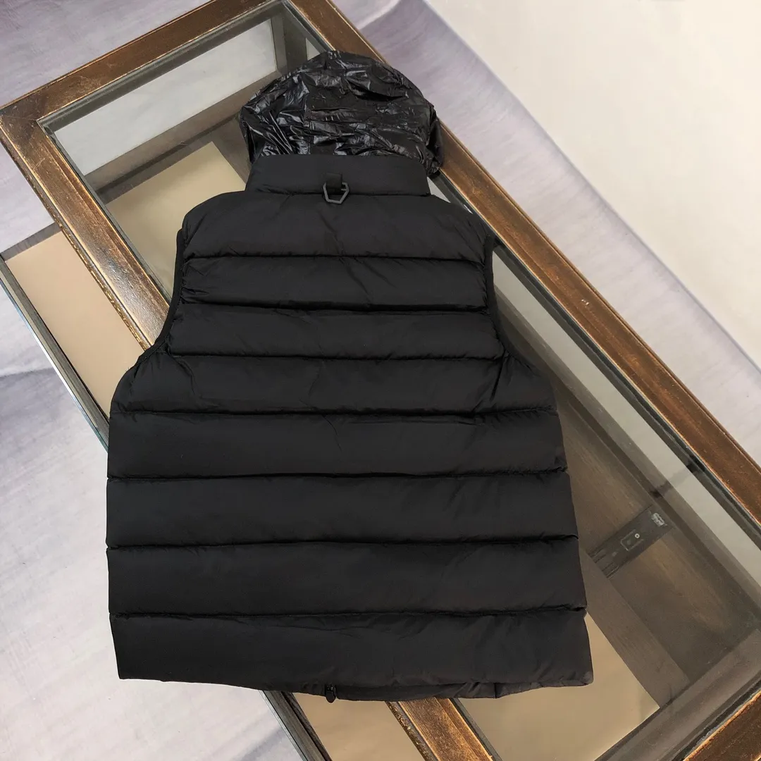 P660 🔥🔥Moncler 24 autumn and winter latest model! Fashionable down vest! Down vest! Hat can be hidden! The 100% cotton fabric selected from customers has extremely superior waterproof and breathable properties, and the fabric feels very soft, smooth and shiny! The inner filling is 90% white duck down, which has excellent fluffiness and resilience, and its cold-proof performance is unquestionable! Zipper pulls with customer-supplied brand letters engraved on them show off the aura of big brands everywhere, and they look good no matter how simple and elegant you wear them! Lightweight, convenient and warm, it can be paired with sweaters or sweatshirts! Fashionable and versatile ❤️ Color: black white Size: 12345 (M～3xl)