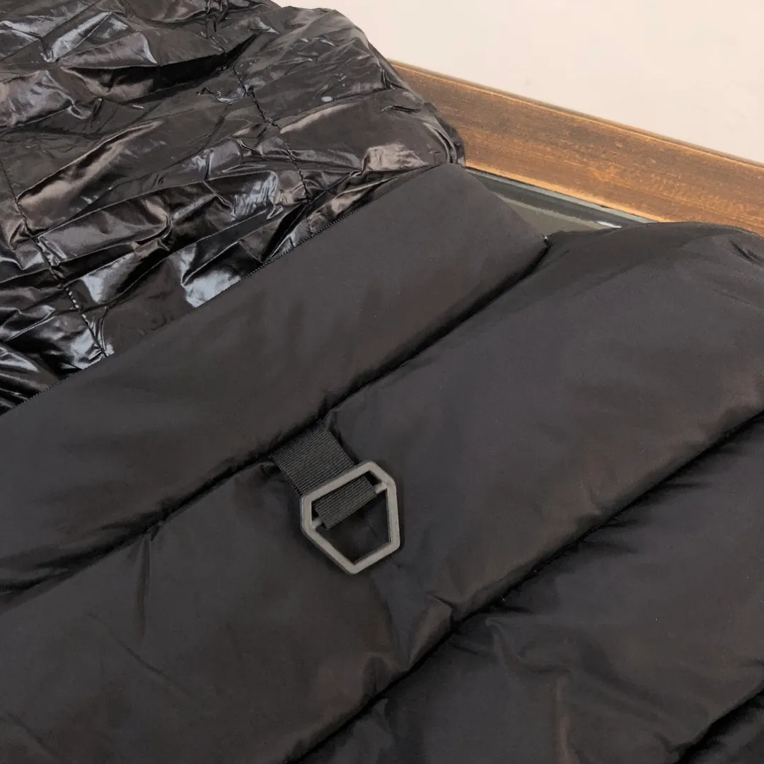 P660 🔥🔥Moncler 24 autumn and winter latest model! Fashionable down vest! Down vest! Hat can be hidden! The 100% cotton fabric selected from customers has extremely superior waterproof and breathable properties, and the fabric feels very soft, smooth and shiny! The inner filling is 90% white duck down, which has excellent fluffiness and resilience, and its cold-proof performance is unquestionable! Zipper pulls with customer-supplied brand letters engraved on them show off the aura of big brands everywhere, and they look good no matter how simple and elegant you wear them! Lightweight, convenient and warm, it can be paired with sweaters or sweatshirts! Fashionable and versatile ❤️ Color: black white Size: 12345 (M～3xl)
