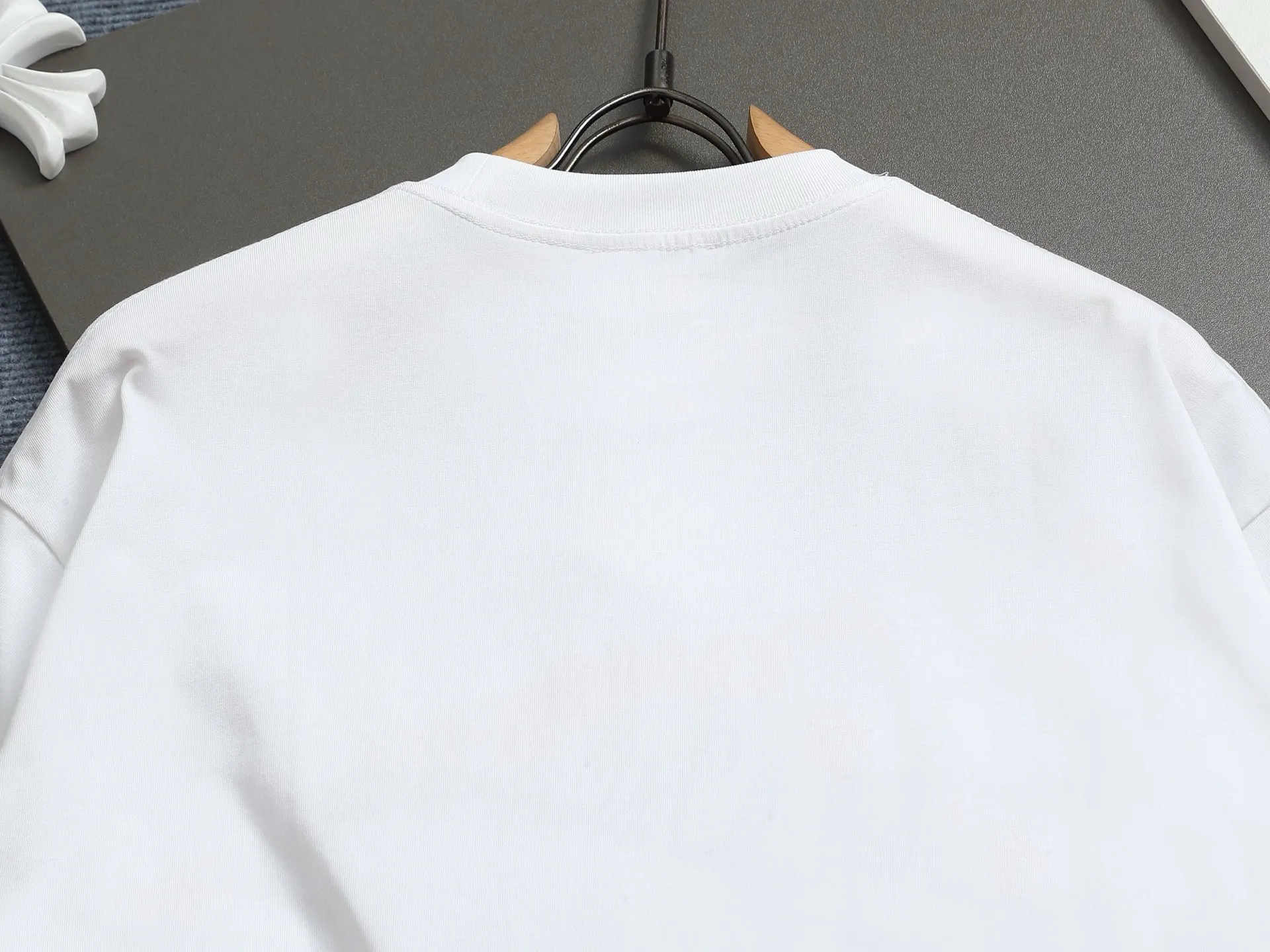 P140 MONCLER/Muzzled 260g round neck short-sleeved T-shirt, color block embroidery🪡letter LOGO brand seal design logo, official synchronization, high version, high quality, fashionable personality, versatile trend, pure original quality, original fabric, tag, collar label, washed wheat, complete three labels, color: black, white. Size: XS-L