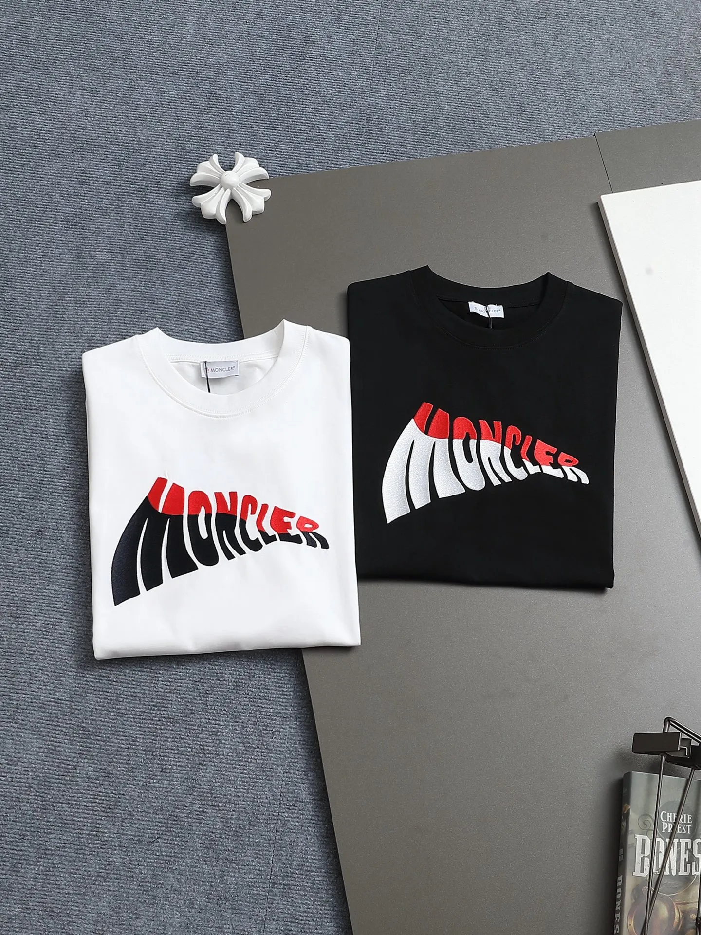 P140 MONCLER/Muzzled 260g round neck short-sleeved T-shirt, color block embroidery🪡letter LOGO brand seal design logo, official synchronization, high version, high quality, fashionable personality, versatile trend, pure original quality, original fabric, tag, collar label, washed wheat, complete three labels, color: black, white. Size: XS-L