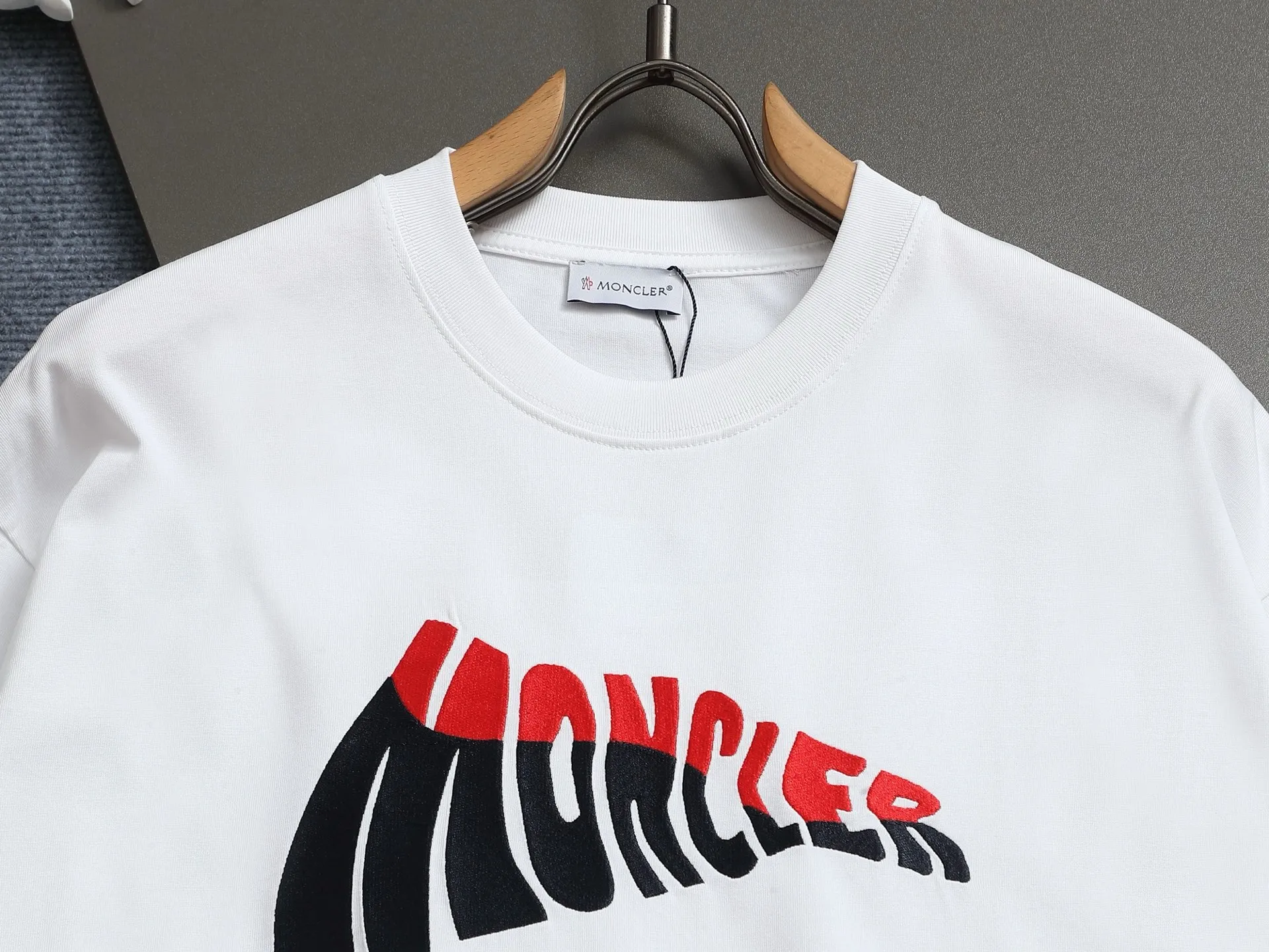 P140 MONCLER/Muzzled 260g round neck short-sleeved T-shirt, color block embroidery🪡letter LOGO brand seal design logo, official synchronization, high version, high quality, fashionable personality, versatile trend, pure original quality, original fabric, tag, collar label, washed wheat, complete three labels, color: black, white. Size: XS-L