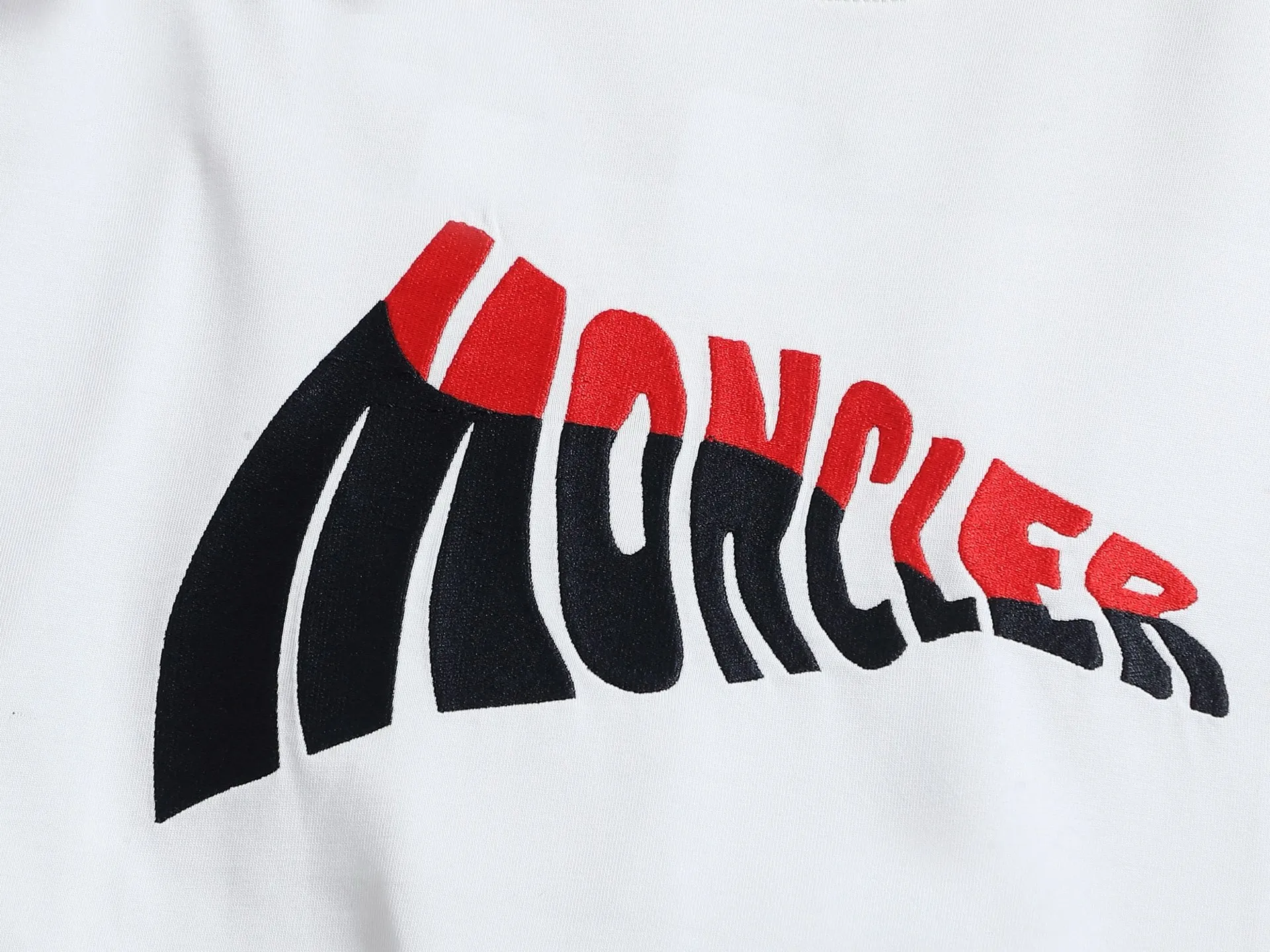 P140 MONCLER/Muzzled 260g round neck short-sleeved T-shirt, color block embroidery🪡letter LOGO brand seal design logo, official synchronization, high version, high quality, fashionable personality, versatile trend, pure original quality, original fabric, tag, collar label, washed wheat, complete three labels, color: black, white. Size: XS-L